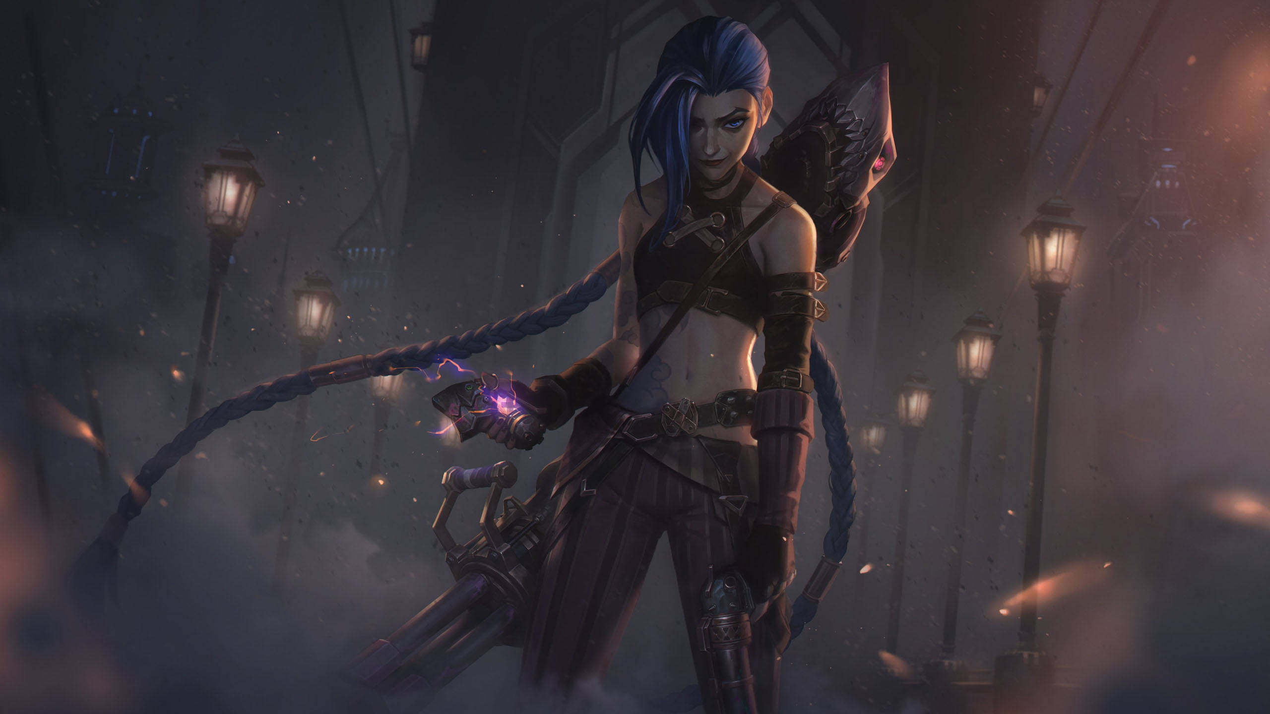 Jinx 持「Pow-Pow」機槍 壁紙 — 一位藍髮動漫戰士站在夜晚霧氣瀰漫的城市小巷中，在閃爍的燈籠下揮舞著發光的鞭子和大型武器。