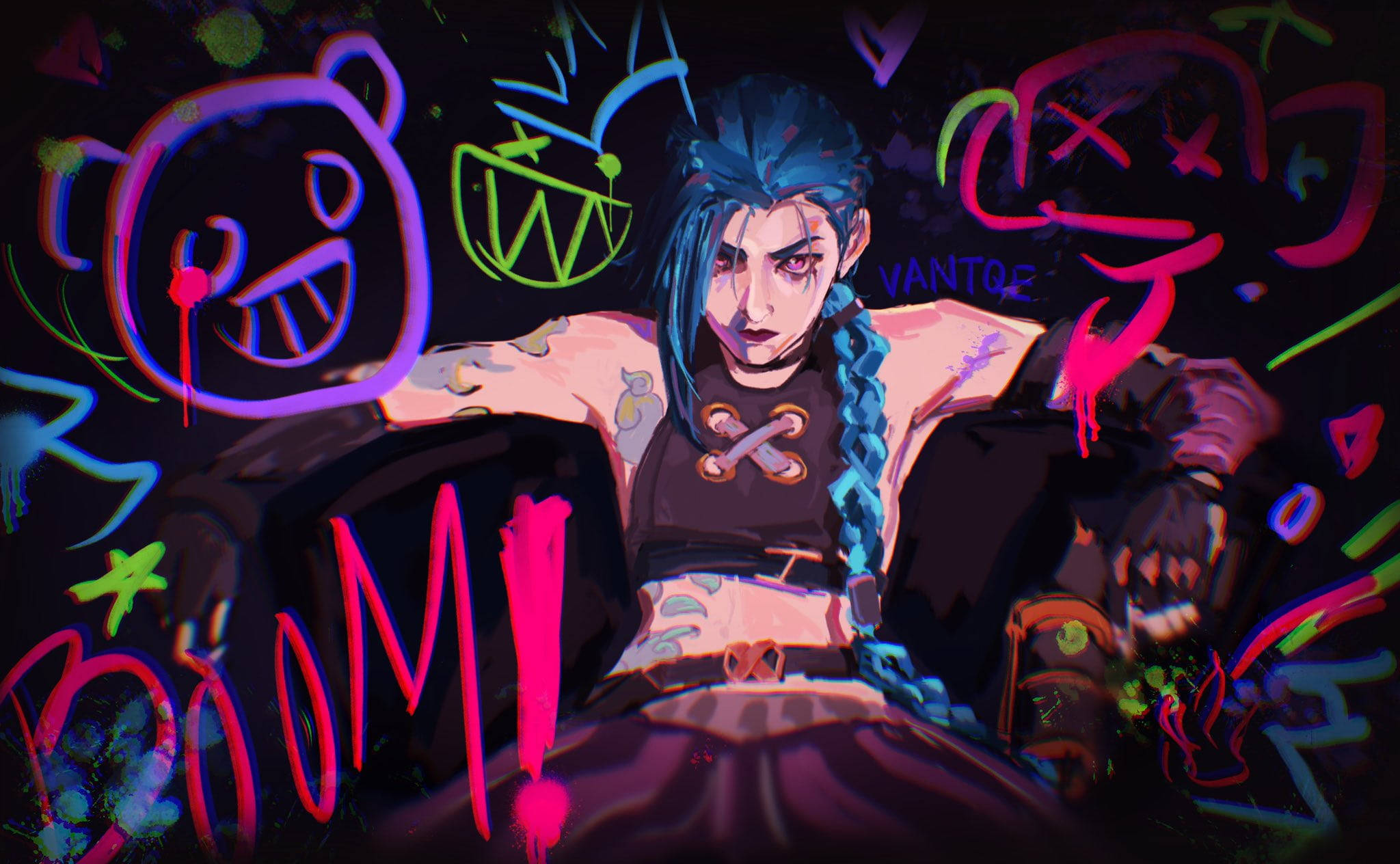 Jinx 桌面壁紙 壁紙 — 一個風格化的動漫女孩，藍色辮子頭髮，坐在黑暗的城市環境中，周圍是充滿活力的霓虹塗鴉和爆炸性文字。