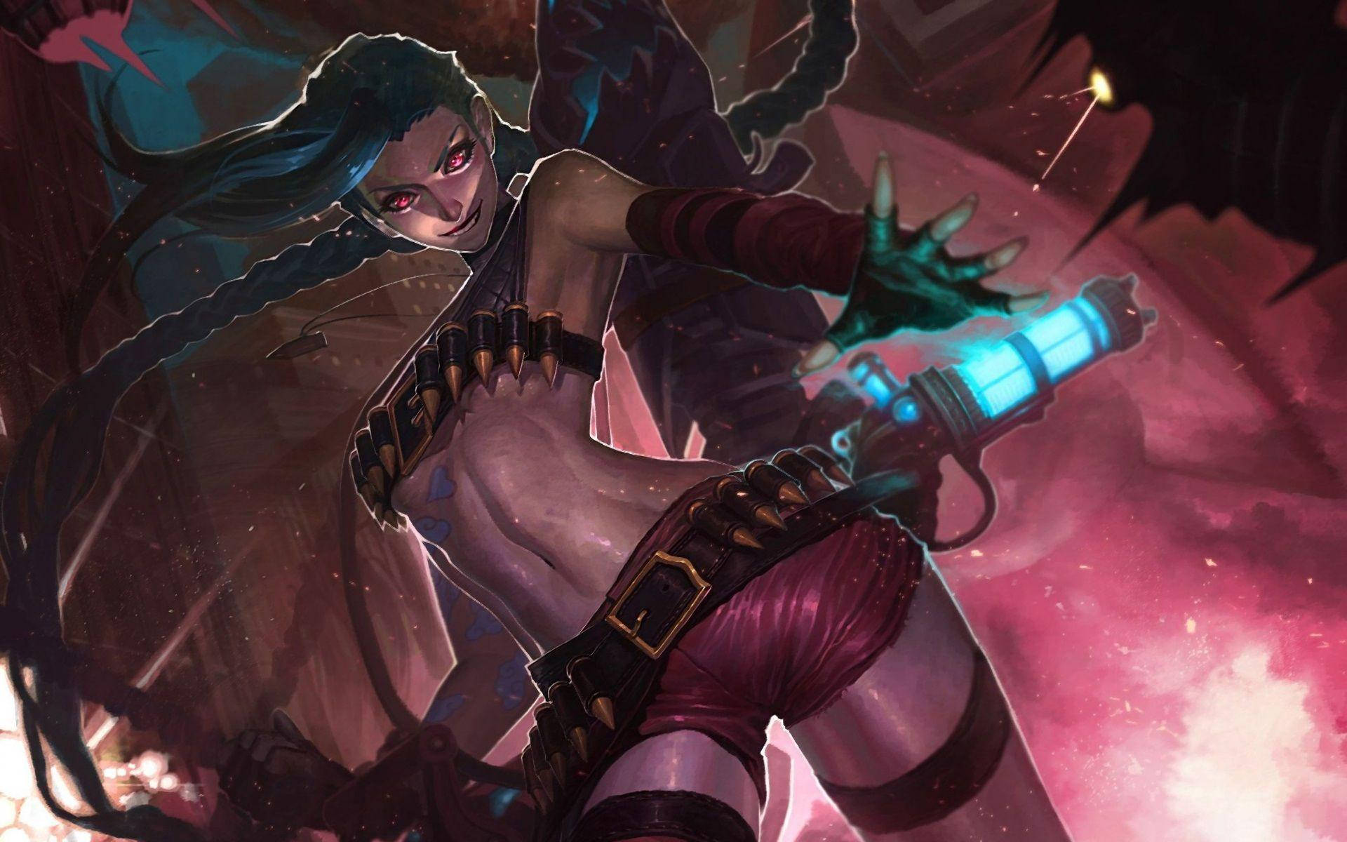 Jinx 曲線身姿 壁紙 — 一位兇猛的動漫戰士，擁有發光的紅色眼睛和藍色頭髮，在熾熱的粉紅色和紫色背景下揮舞著發光的武器。