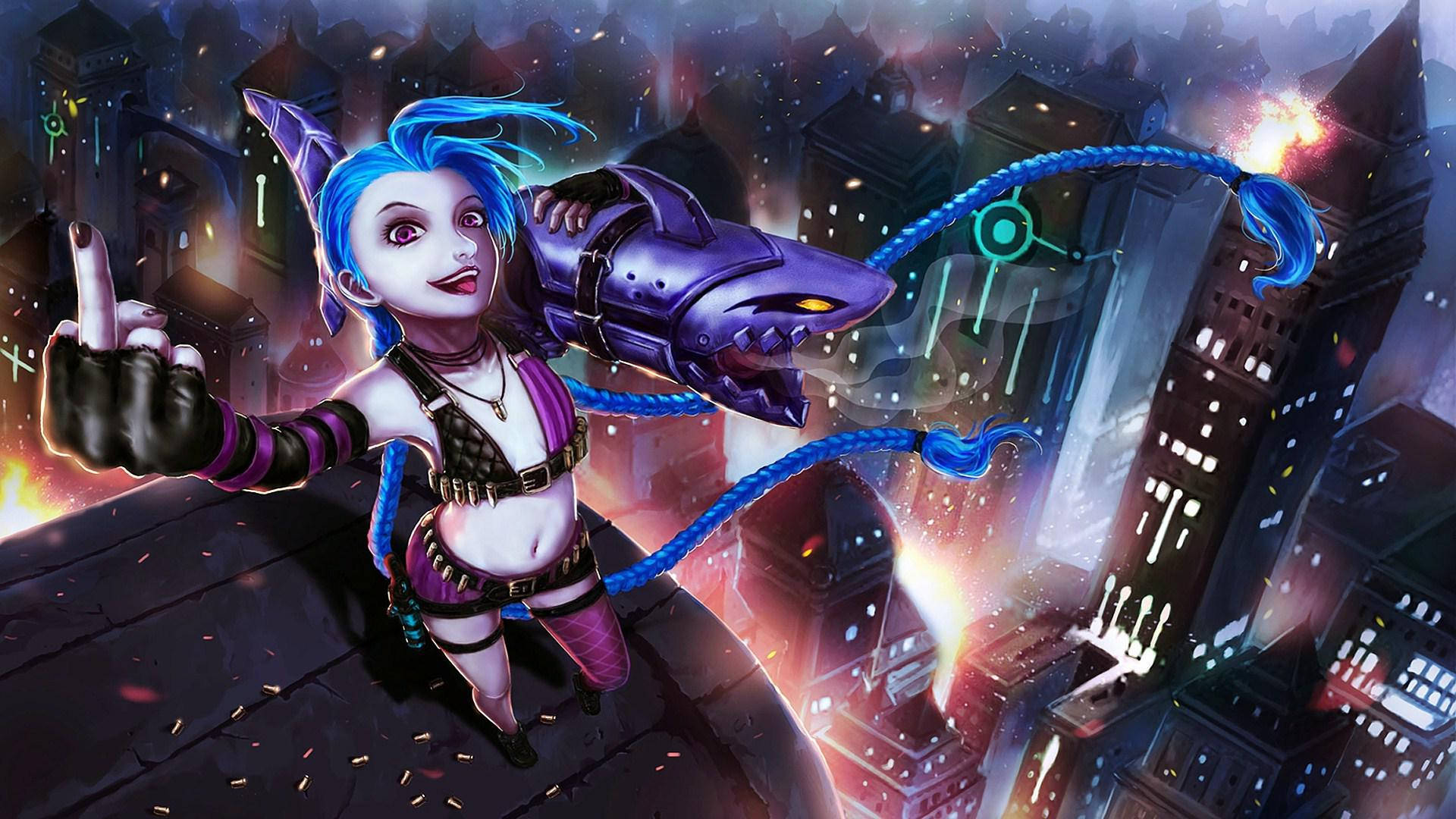 Jinx 站在天台 壁紙 — 一位藍髮動漫女孩手持鯊魚主題武器，站在夜晚霓虹燈閃爍的城市屋頂上。