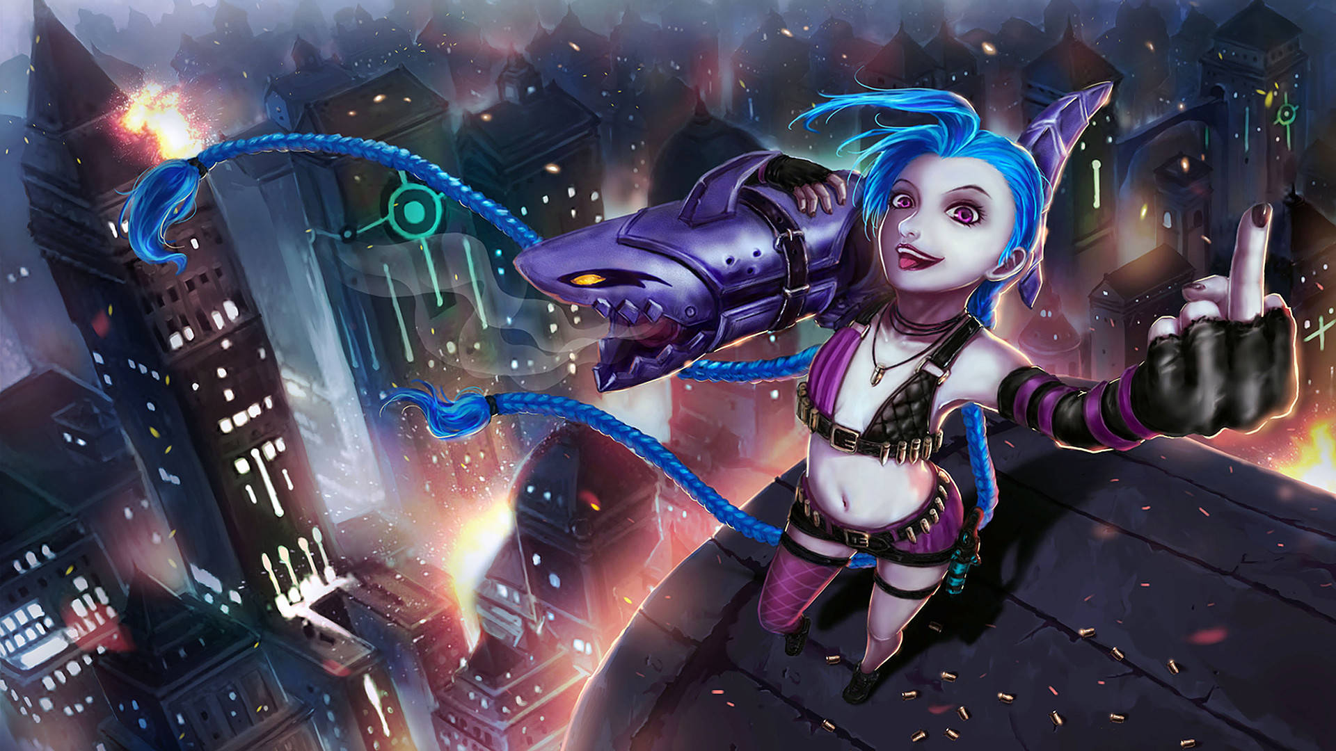 Jinx《英雄聯盟》酷炫造型 壁紙 — 一個充滿活力的動漫風格角色，藍色頭髮和鯊魚手臂，在夜晚俯瞰燃燒的城市景觀的屋頂上挑釁地站立。