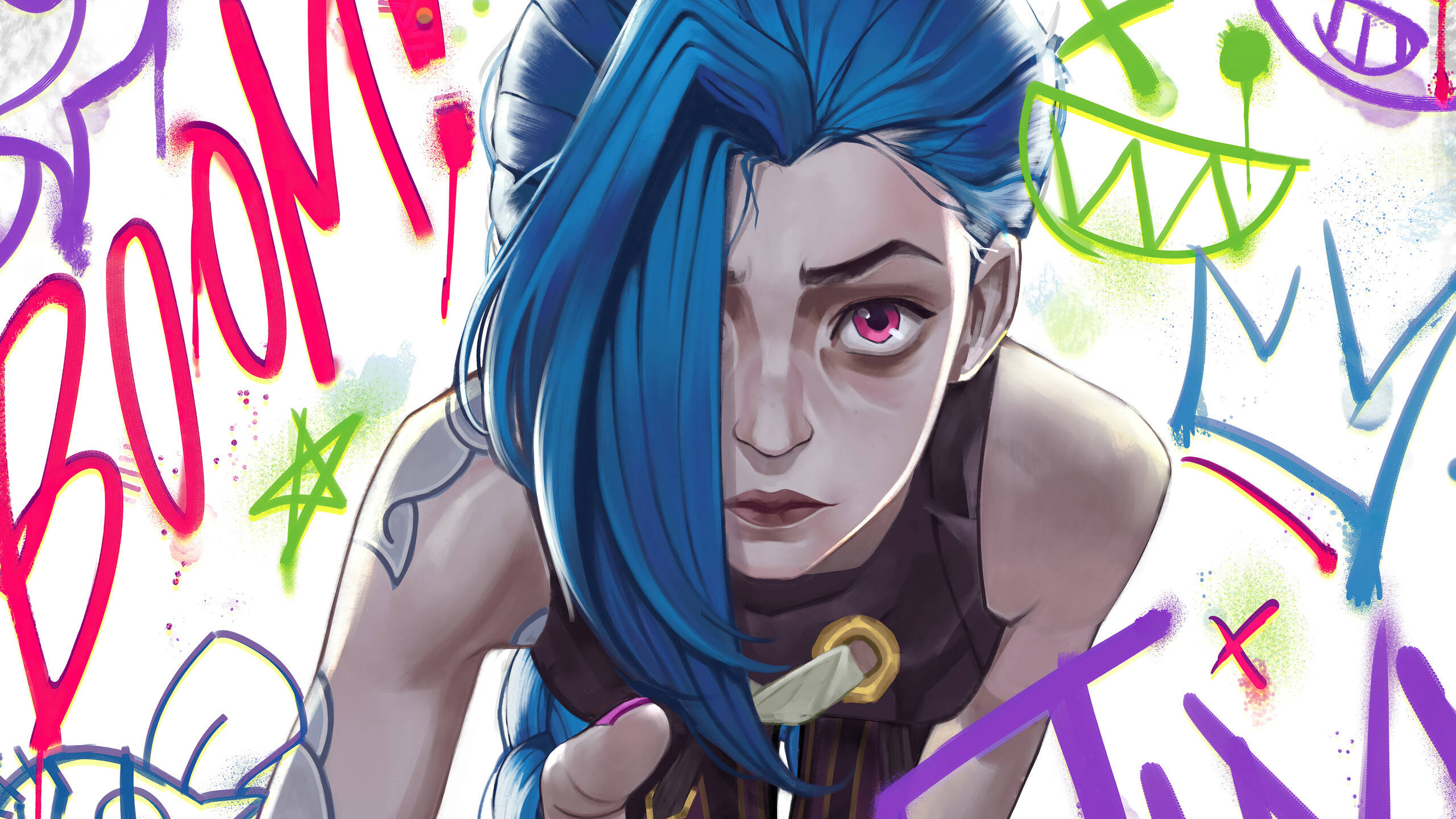 Jinx《Arcane》彩色塗鴉 壁紙 — 一個藍髮粉紅眼睛的兇猛動漫女孩，在充滿活力的塗鴉和爆炸性的漫畫風格文字中凝視著。