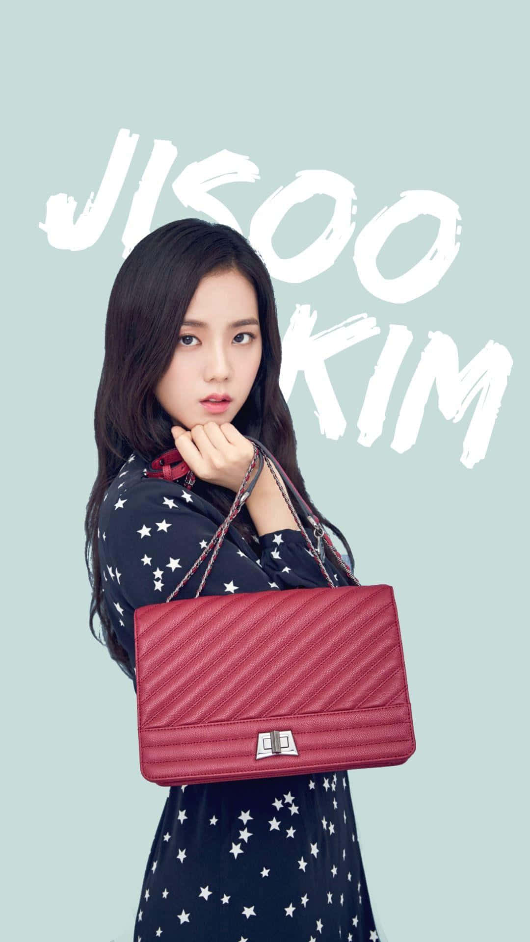 Jisoo BLACKPINK St.Scott London 時尚穿搭 壁紙 — 一位深色頭髮的年輕女子在淺藍色背景上拿著一個紅色絎縫手提包，她的名字以粗體白色刷筆文字呈現。