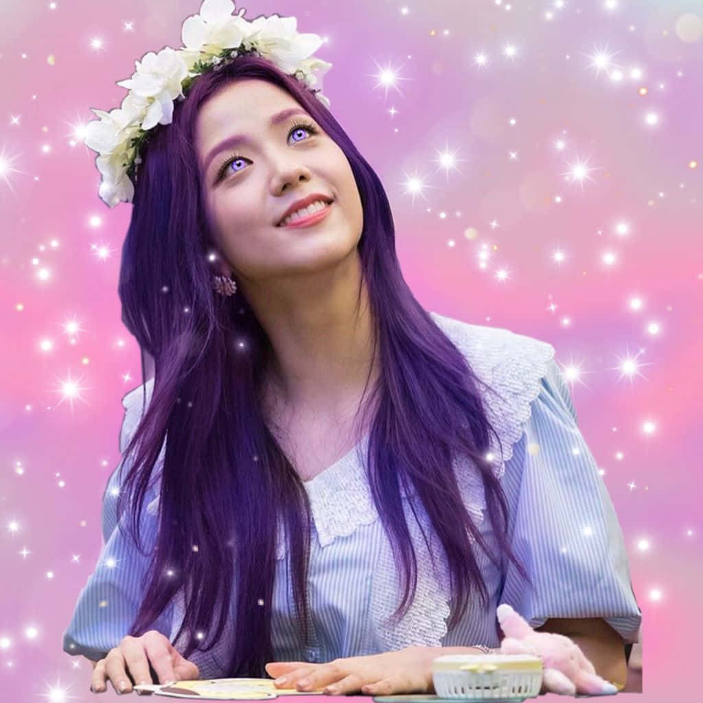 紫色頭髮戴白色花冠的女性在閃爍粉紅色背景上微笑