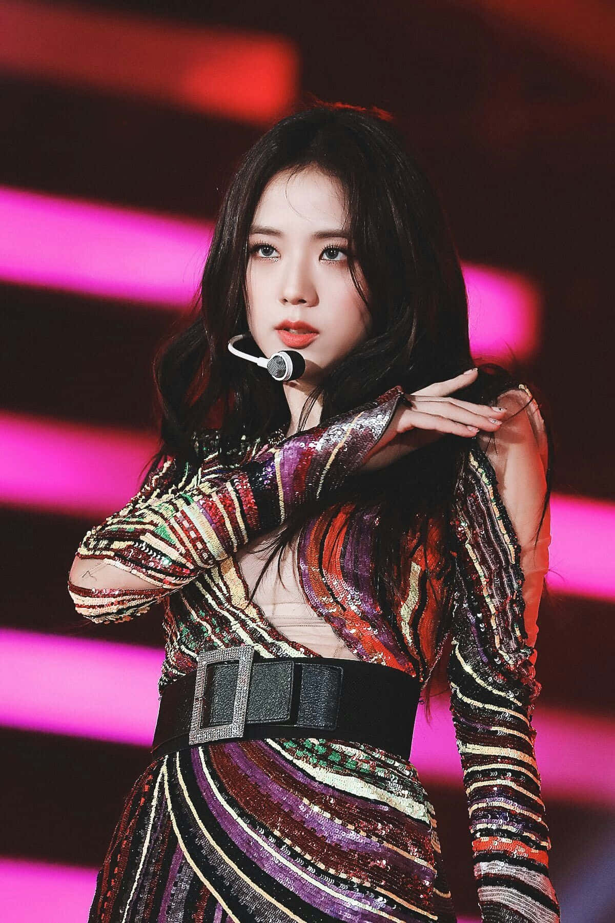 K-pop表演者在明亮舞台上的閃亮服裝