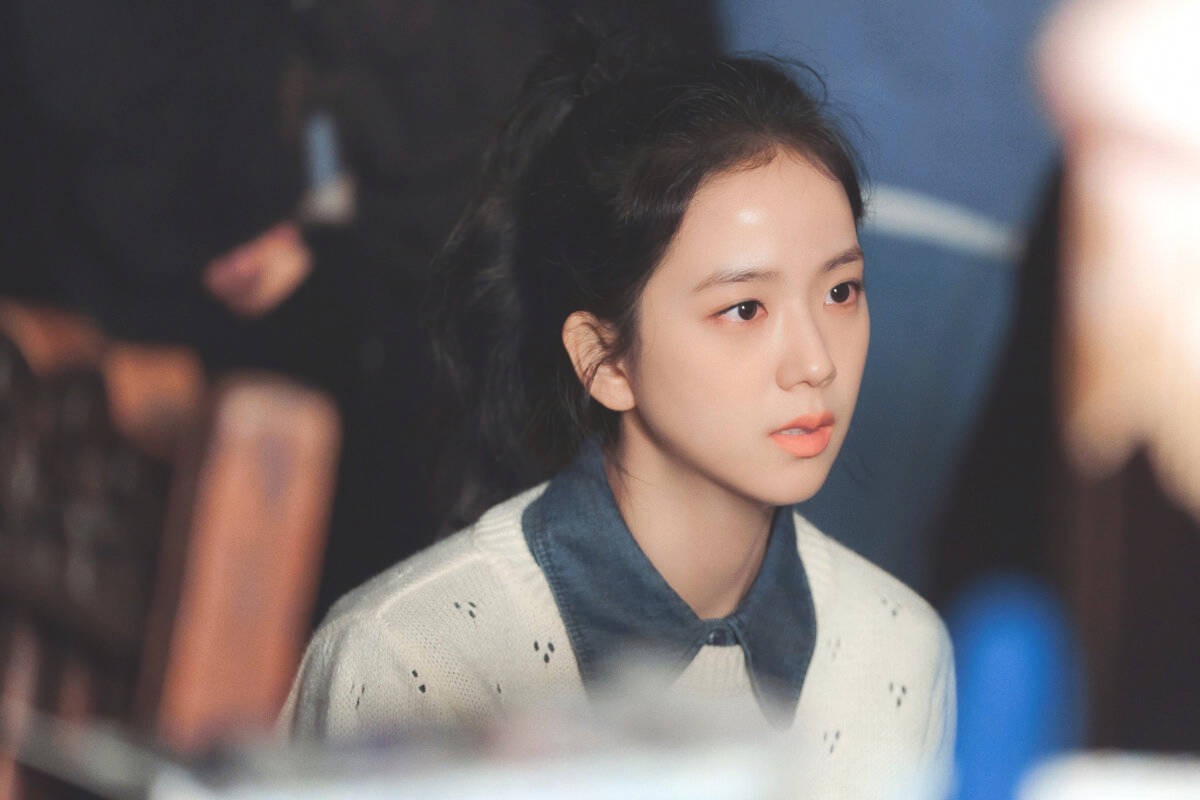 Jisoo 在《雪滴花》劇中展現玻璃肌 壁紙 — 一位深色頭髮的年輕女子，穿著白色針織毛衣配牛仔領，若有所思地望向一旁。