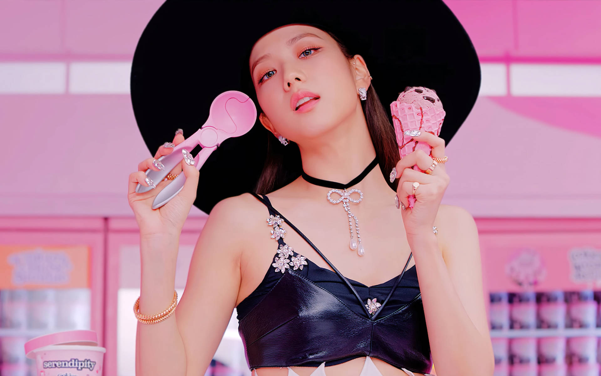 戴黑色帽子的女性在粉紅色主題中拿著粉紅色冰淇淋和勺子。