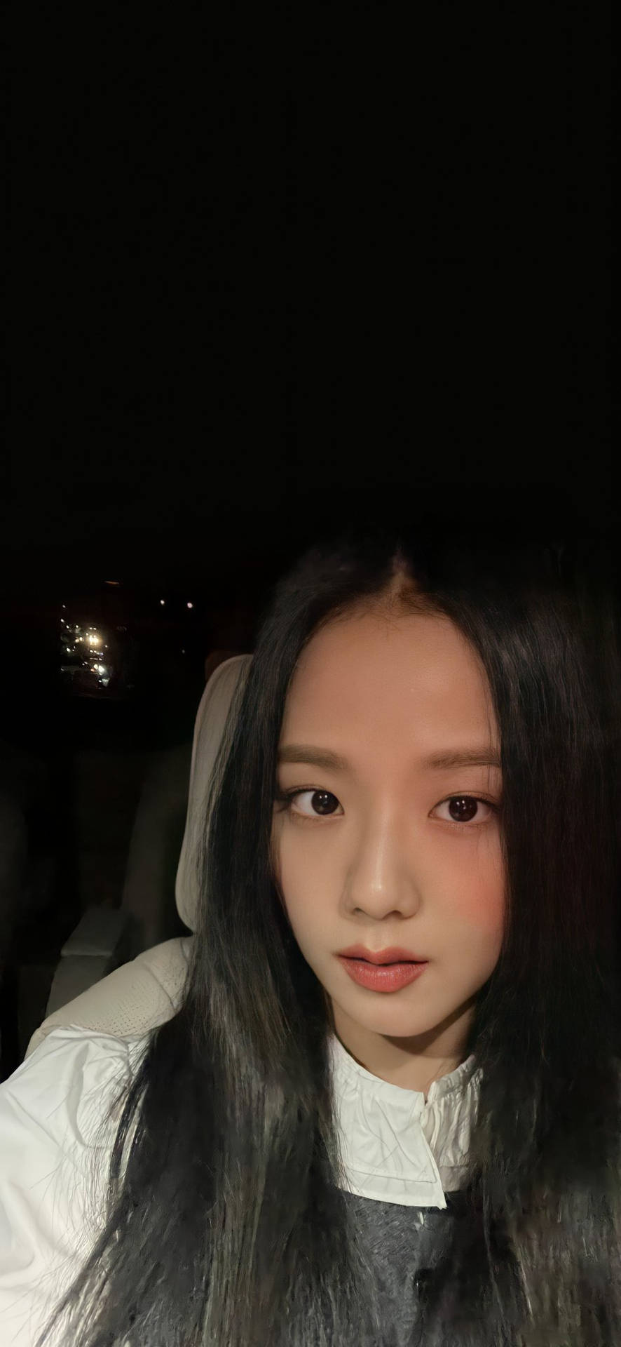 長黑髮的年輕女性在夜間車內