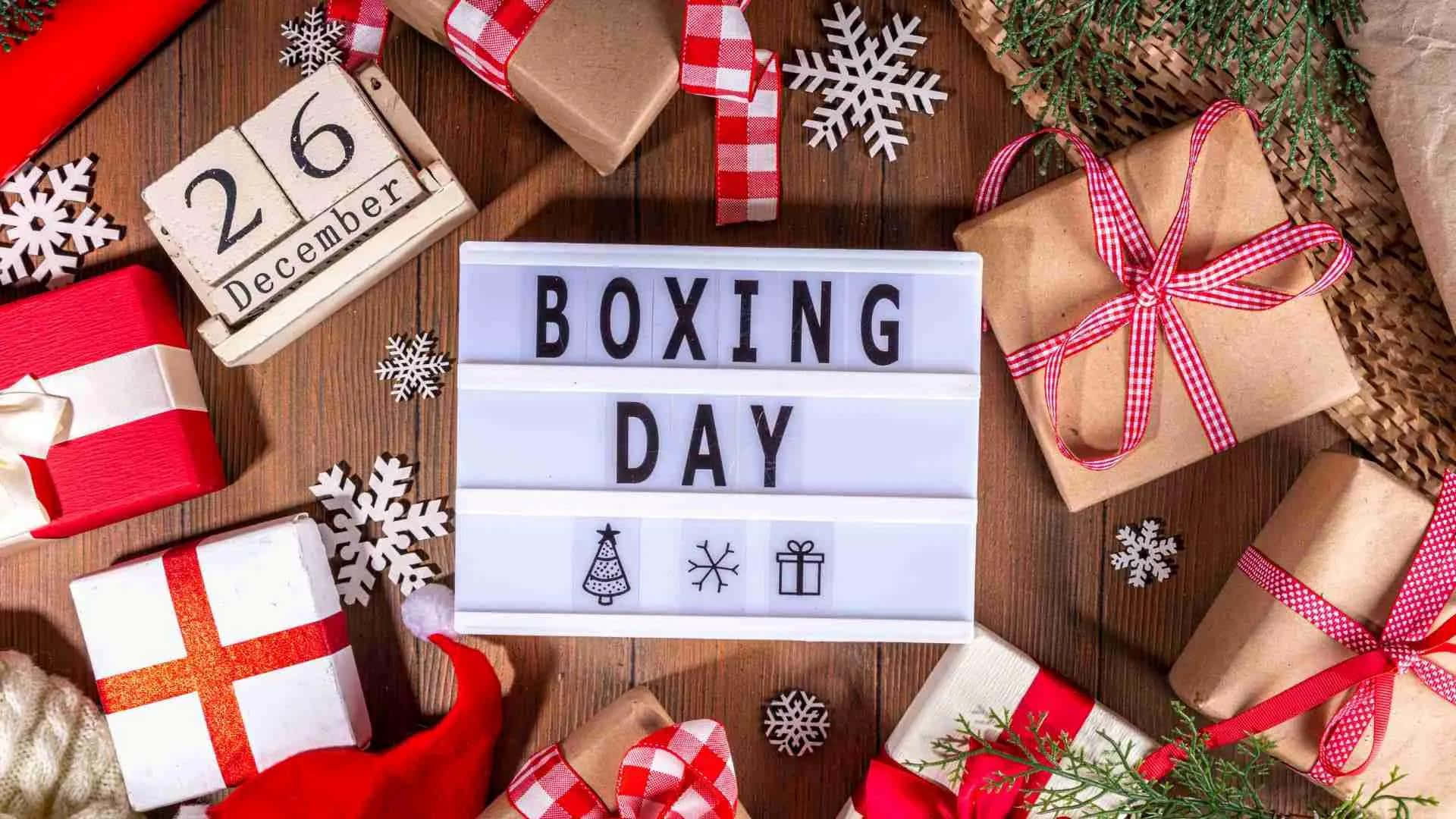  壁紙 — 節日俯視圖，展示Boxing Day裝飾，包括禮物、絲帶、雪花和一個燈箱在木質表面上。