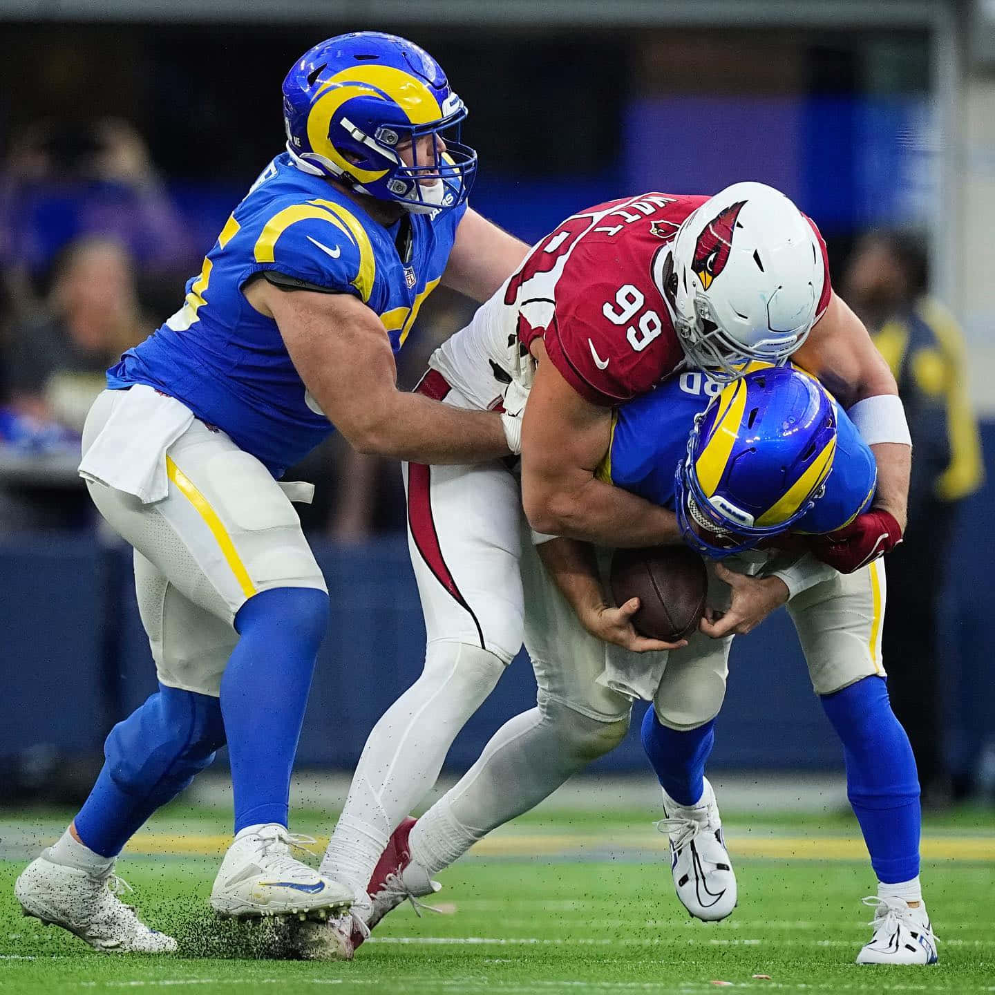 NFL美式足球運動員在場上進行擒抱時的動作。