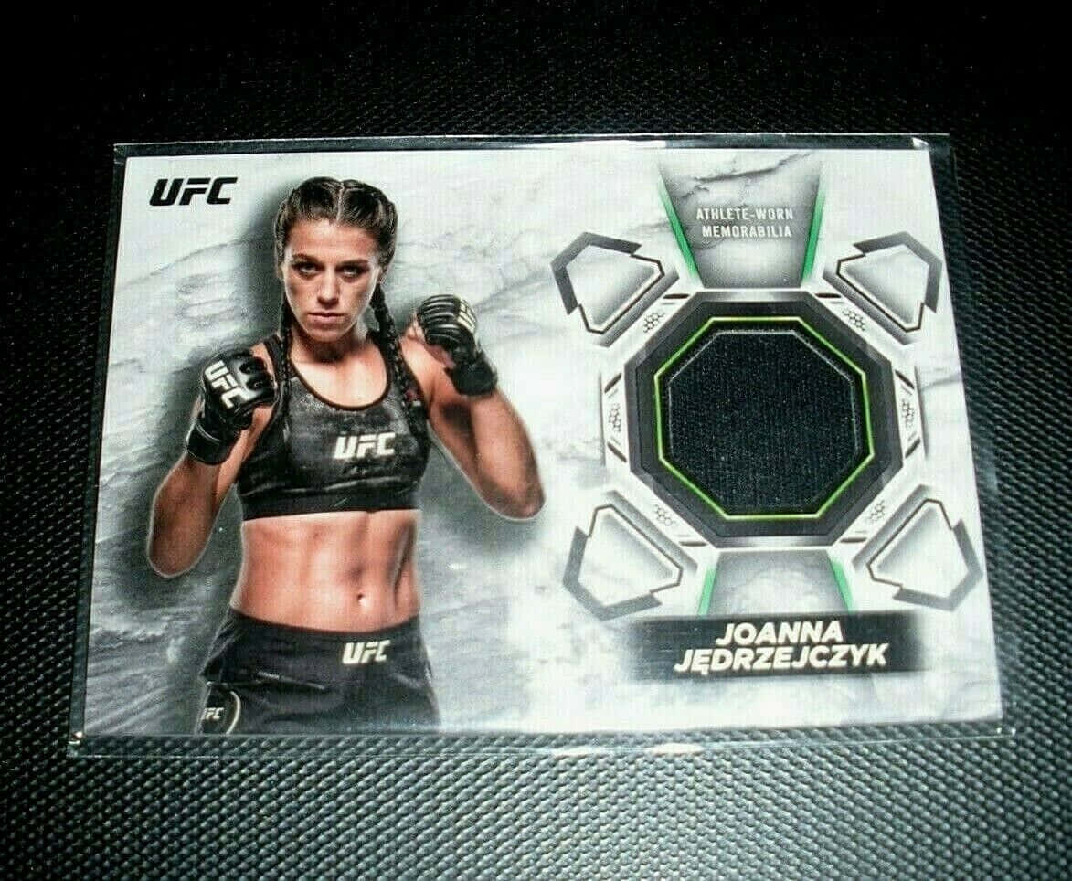 UFC拳手Joanna Jedrzejczyk在帶有運動員穿著補丁的收藏卡上。