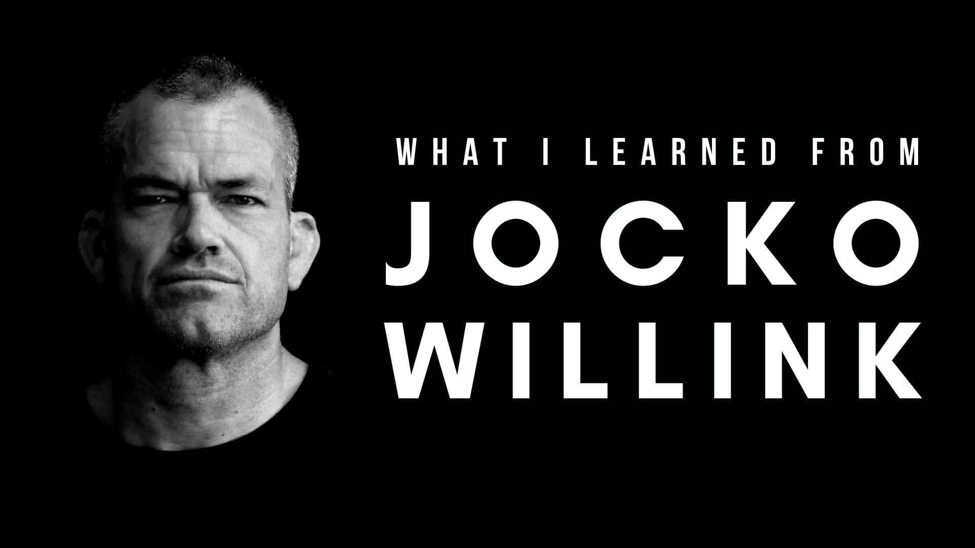 Jocko Willink 海報 壁紙 — Jocko Willink 的鮮明黑白肖像，旁邊有粗體白色文字，背景為深色。
