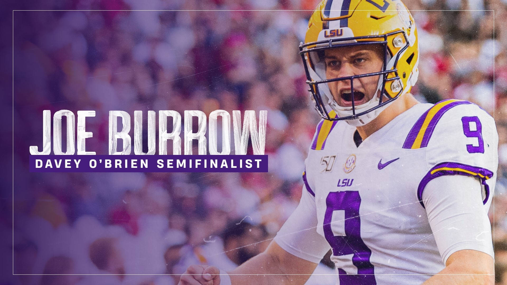 Joe Burrow Davey O'Brien獎項 壁紙 — 身穿LSU球衣的四分衛Joe Burrow在足球比賽中激烈咆哮，身後是模糊的人群。