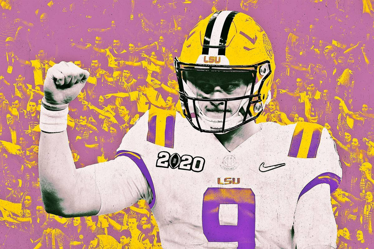 Joe Burrow LSU 球衣 壁紙 — 一名身穿白色和紫色球衣的LSU足球員在充滿活力的紫色背景和歡呼的球迷前彎曲手臂。