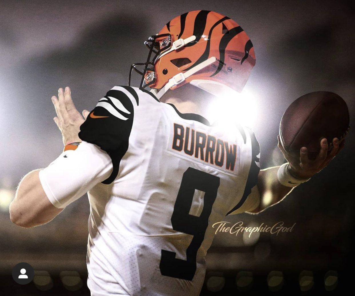 Joe Burrow 光線投球 壁紙 — 一名身穿孟加拉虎隊球衣的美式足球四分衛在球場燈光下，在戲劇性的背光中準備傳球。