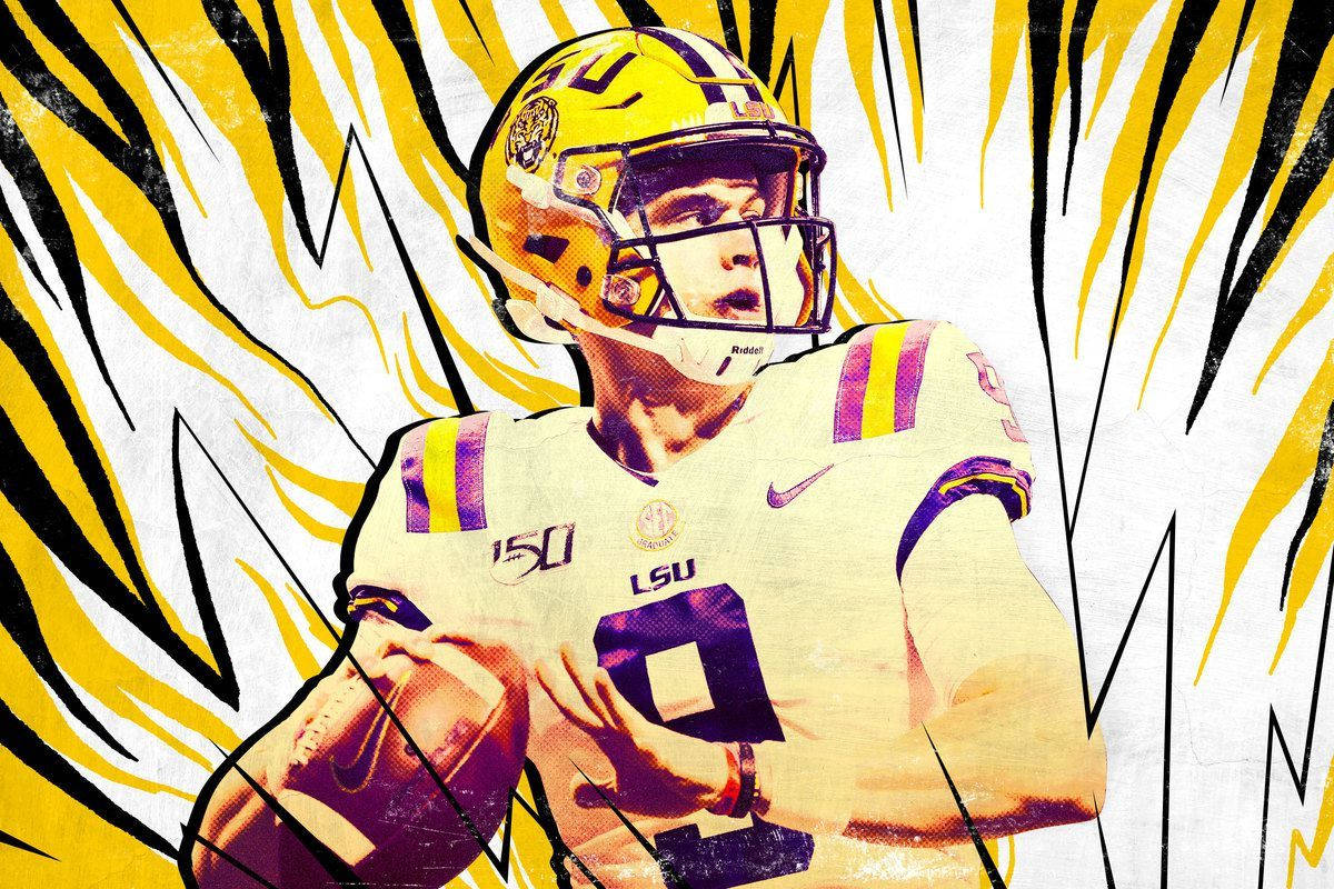Joe Burrow 熱焰藝術 壁紙 — 一名LSU美式足球員，戴著黃色頭盔，身穿帶有紫色點綴的白色球衣，在搶眼的黃黑虎紋背景前抱著一個美式足球。