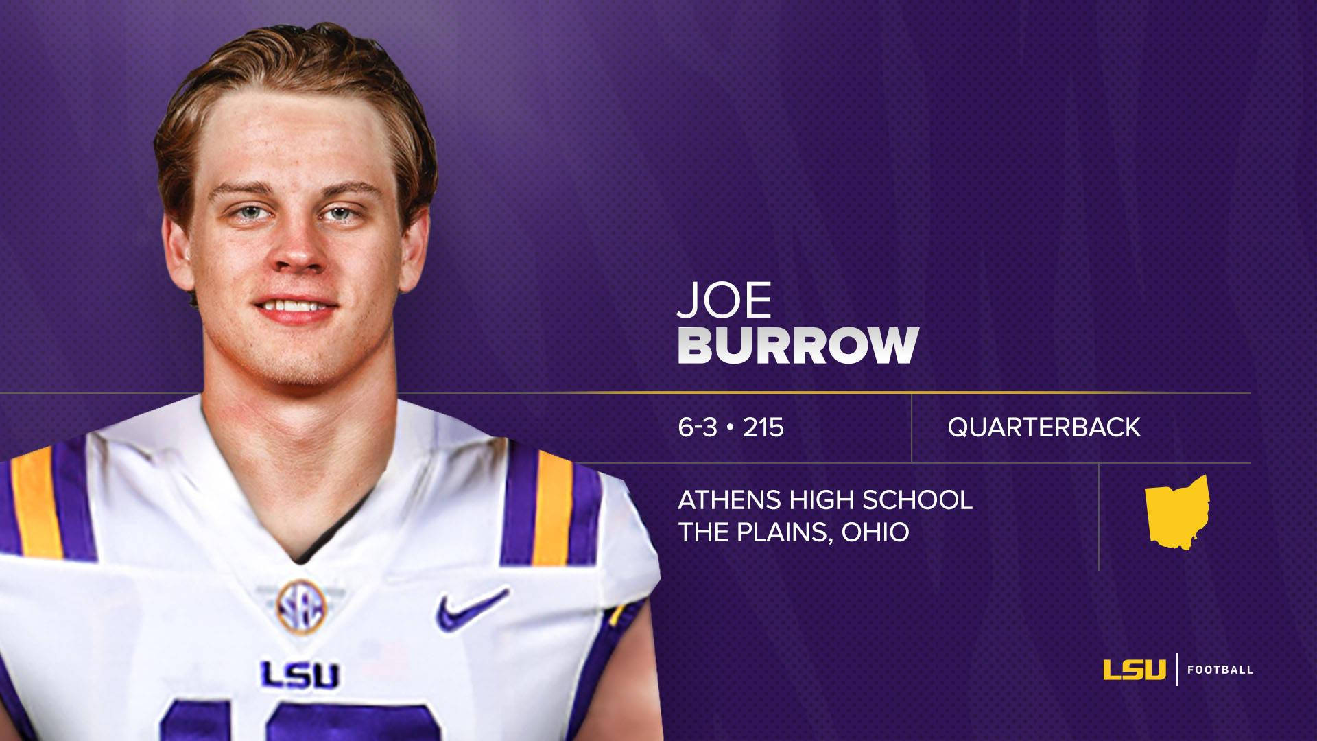 Joe Burrow 足球側影 壁紙 — Joe Burrow 身穿 LSU 美式足球制服，背景為紫色紋理，附有球員統計數據和學校標誌的肖像。