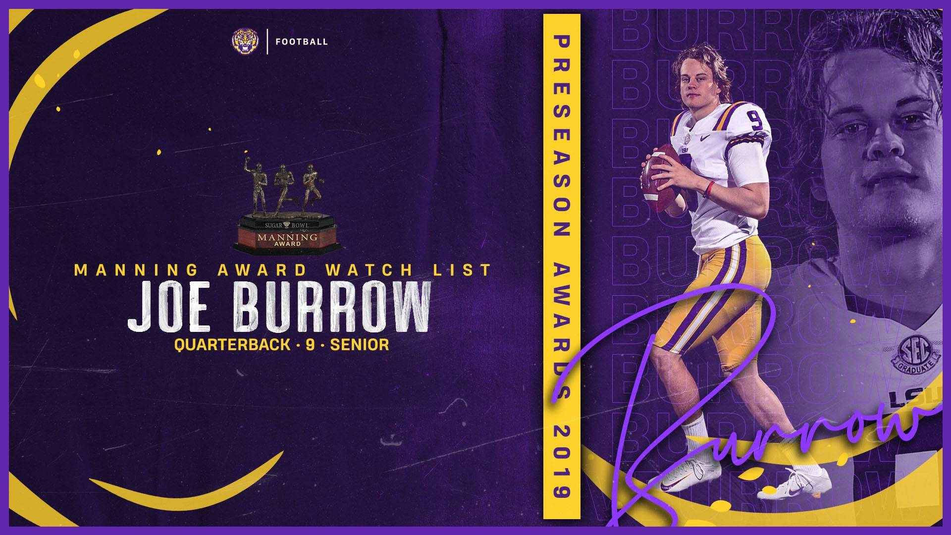 Joe Burrow 足球獎項海報 壁紙 — 一名充滿活力的足球運動員身穿LSU制服，在紫色背景上拿著一個帶有Manning Award品牌和文字的球。