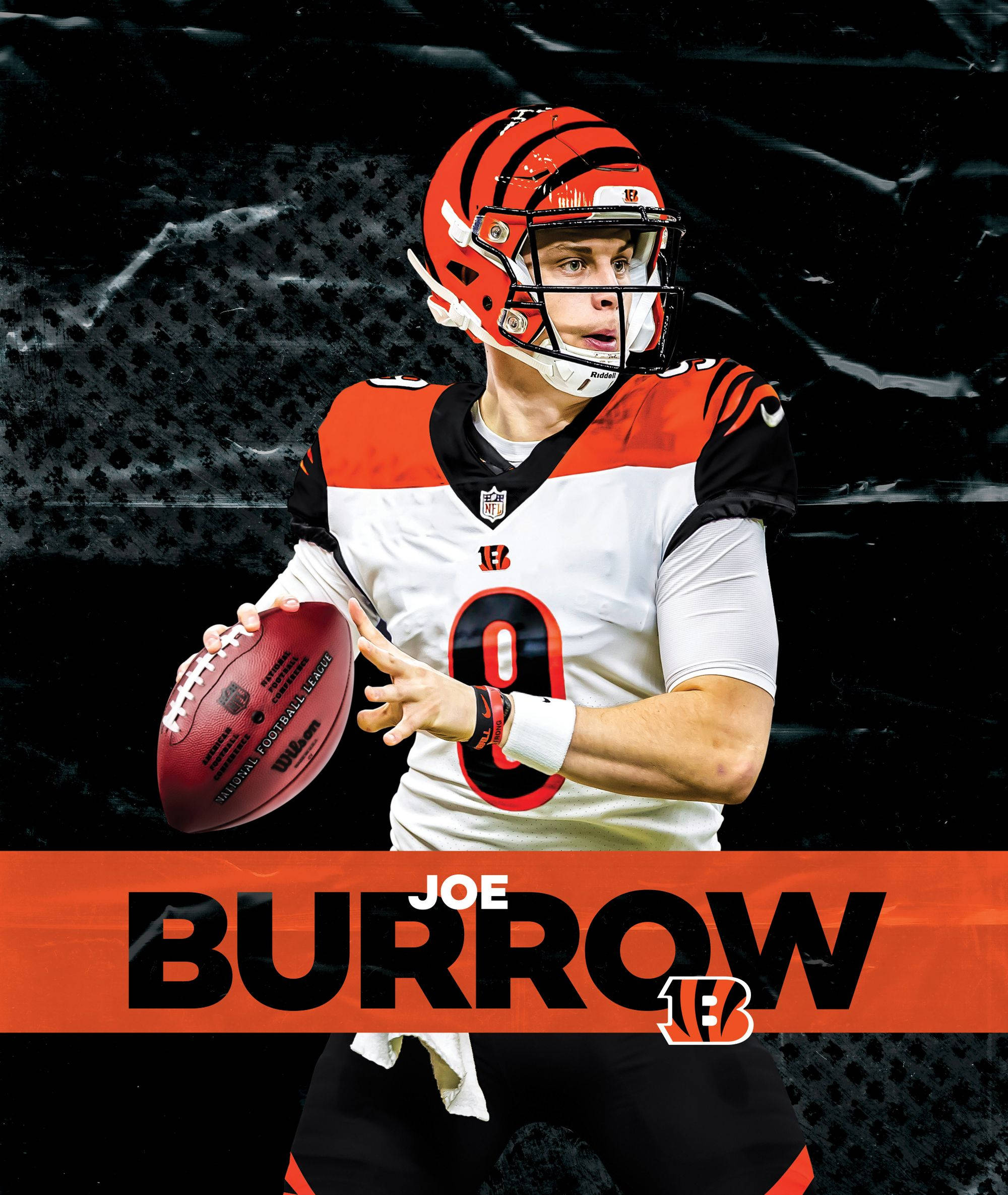 Joe Burrow海報 壁紙 — 一位身穿孟加拉虎隊球衣的美式足球四分衛準備在深色紋理背景前擲出橄欖球。