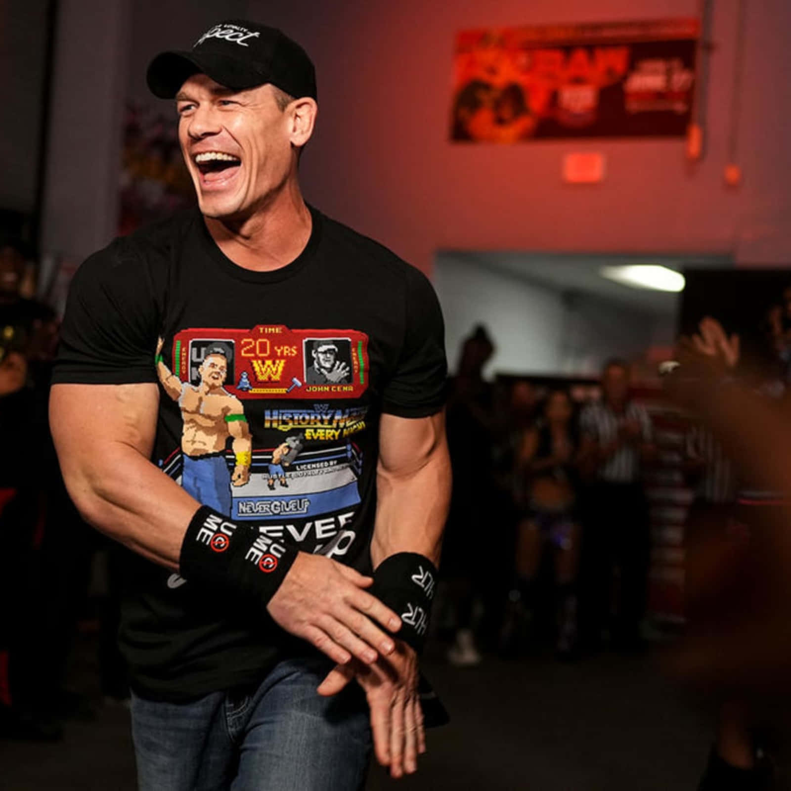 John Cena 桌布 壁紙 — John Cena 穿著WWE 20週年慶祝T恤，背景中粉絲歡呼，開懷大笑。