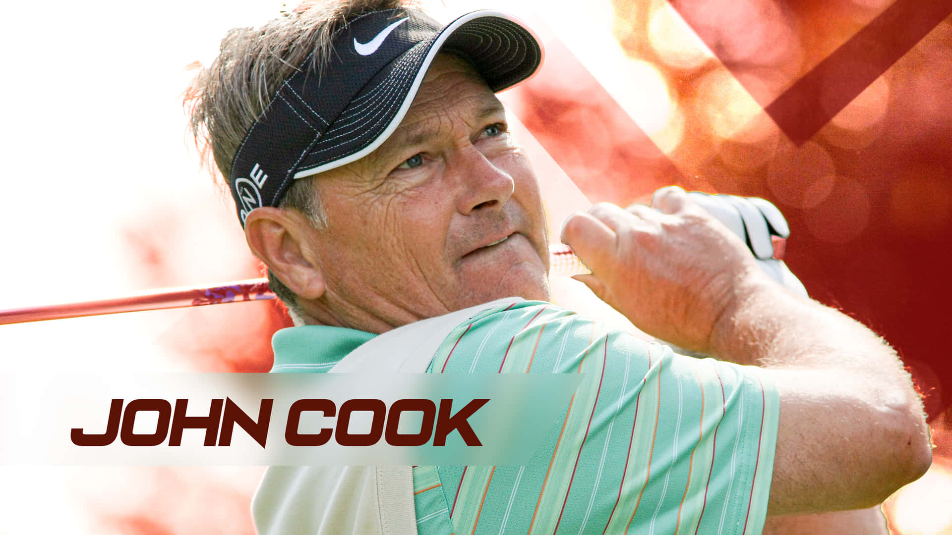 職業高爾夫球手 John Cook 揮桿中，戴著遮陽帽和條紋襯衫。