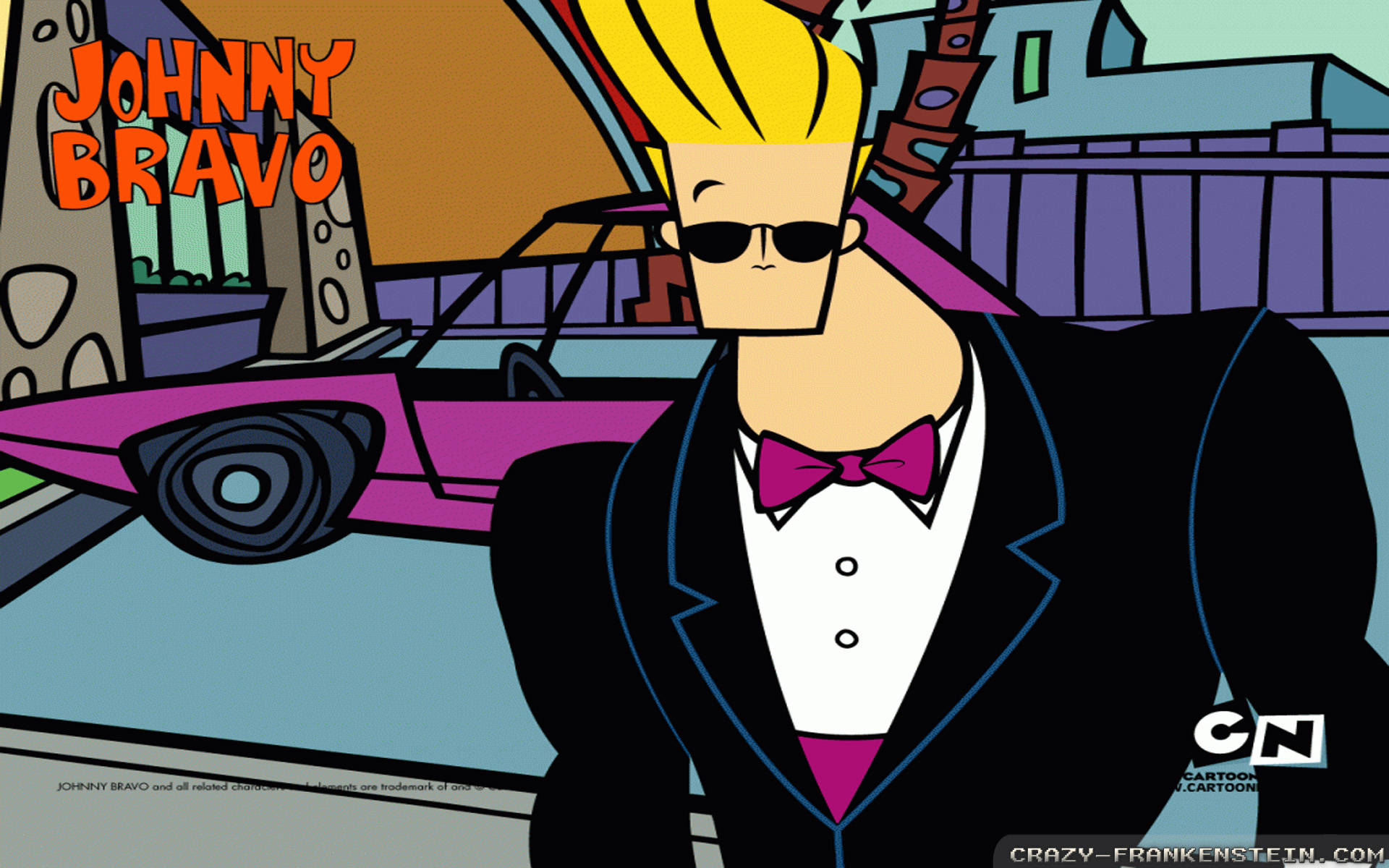 Johnny Bravo 西裝造型 壁紙 — Johnny Bravo 身穿禮服和太陽眼鏡，自信地站在一輛粉紅色跑車旁邊，背景是風格化的卡通城市景觀。
