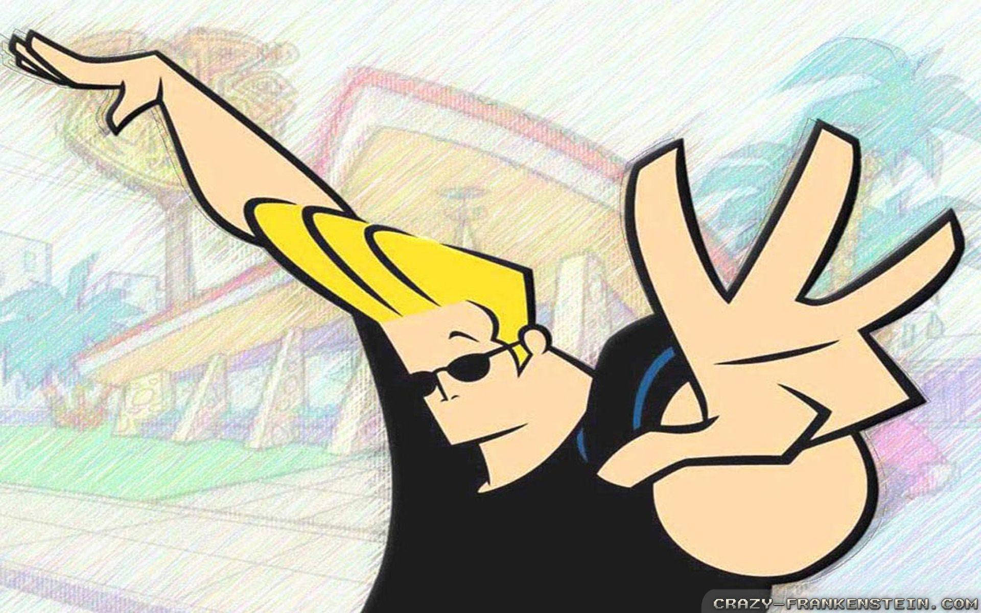 Johnny Bravo 展現自信姿態 壁紙 — 一個黃色頭髮、戴著太陽眼鏡的卡通角色，在色彩繽紛的遊樂園背景下擺出酷炫姿勢。
