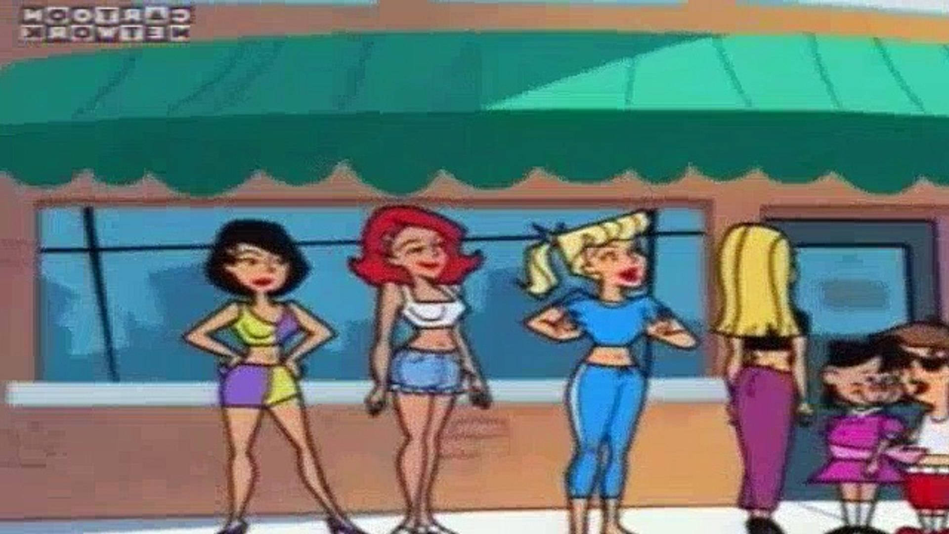 Johnny Bravo 擊掌姿勢 壁紙 — 四個卡通女性穿著色彩繽紛的服裝站在有綠色遮陽篷的商店外，兩個孩子在旁觀看。
