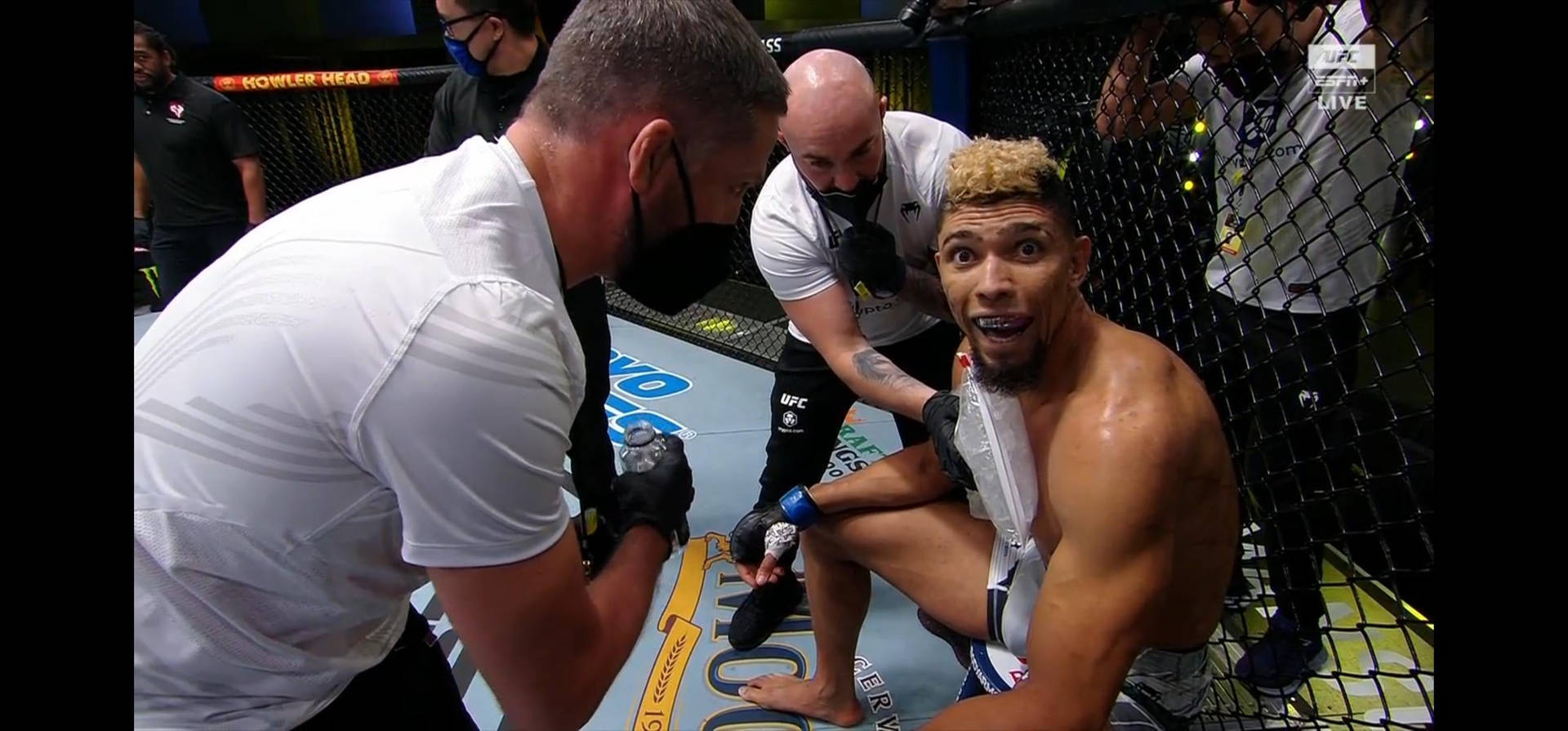 UFC拳手在八角籠受傷後接受醫療護理。