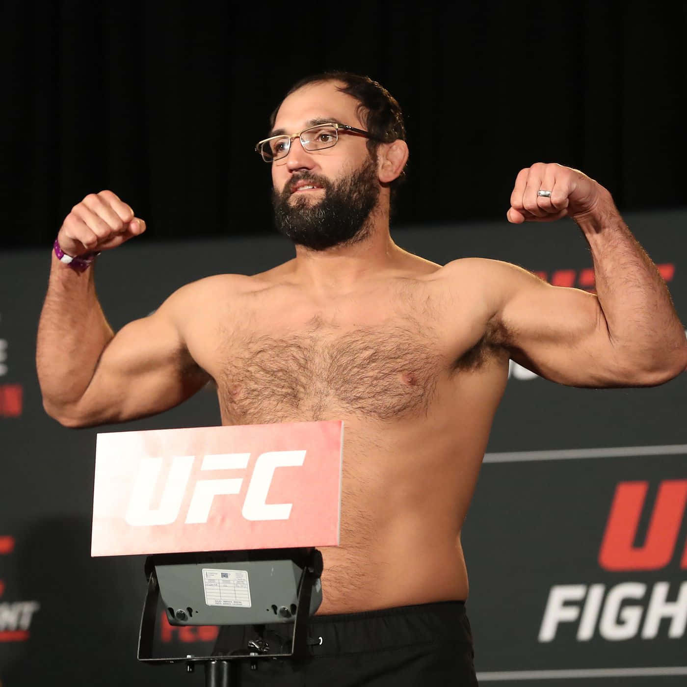 UFC拳手在稱重時在磅上展示肌肉。