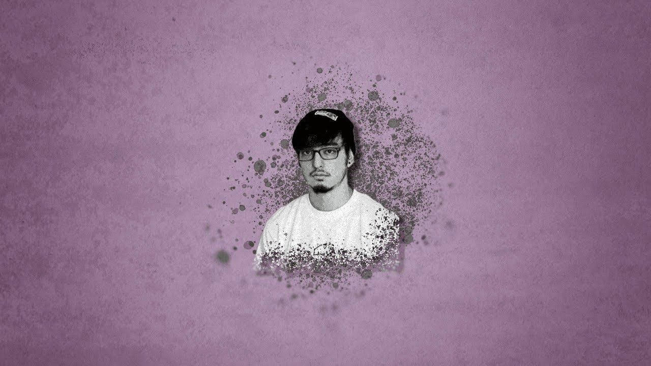 一個戴眼鏡和帽子的年輕男子從紫色背景上的黑色飛濺中出現。