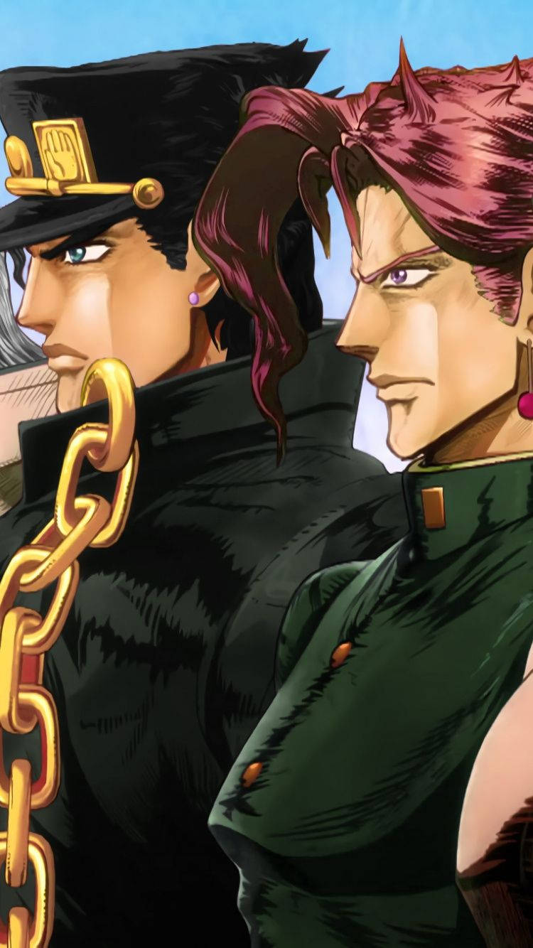 Jojo Phone 承太郎與石田 壁紙 — 兩個表情強烈的動漫角色並肩站在清澈的藍天下，一個戴著帽子和金鏈，另一個有尖刺的紅髮。