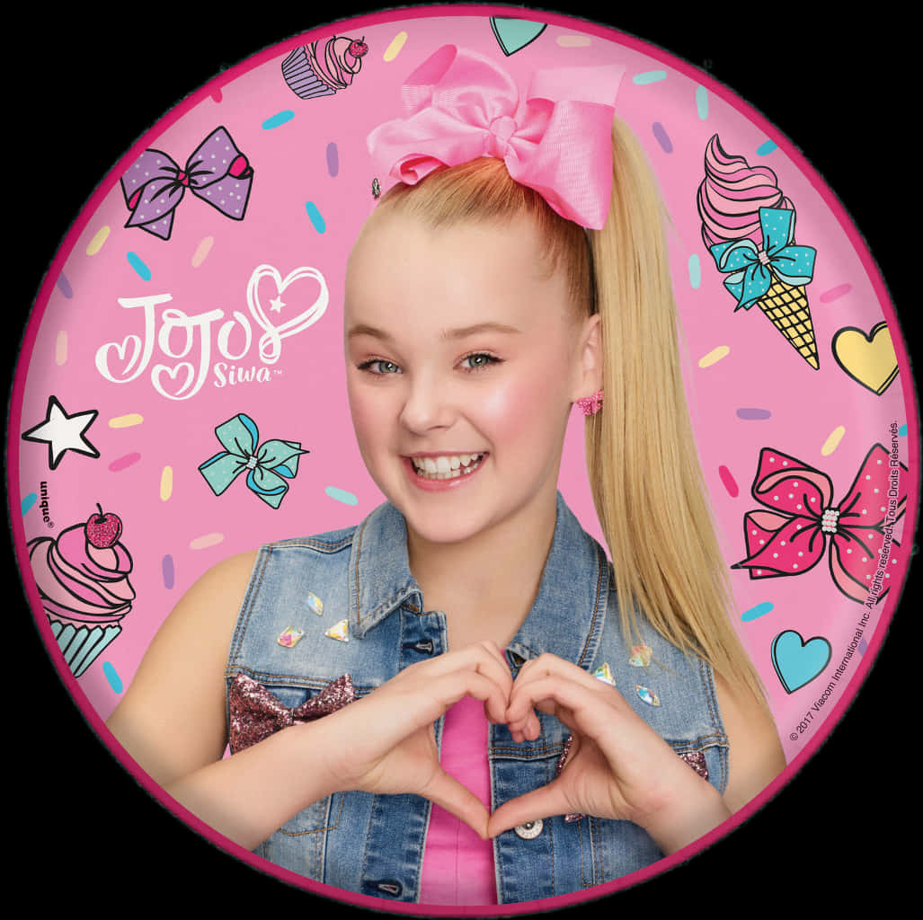 Jojo Siwa 心形手勢宣傳圖 壁紙 — JoJo Siwa 喺充滿蝴蝶結、紙杯蛋糕同雪糕嘅粉紅色背景前，用手做出心形，露出燦爛笑容。