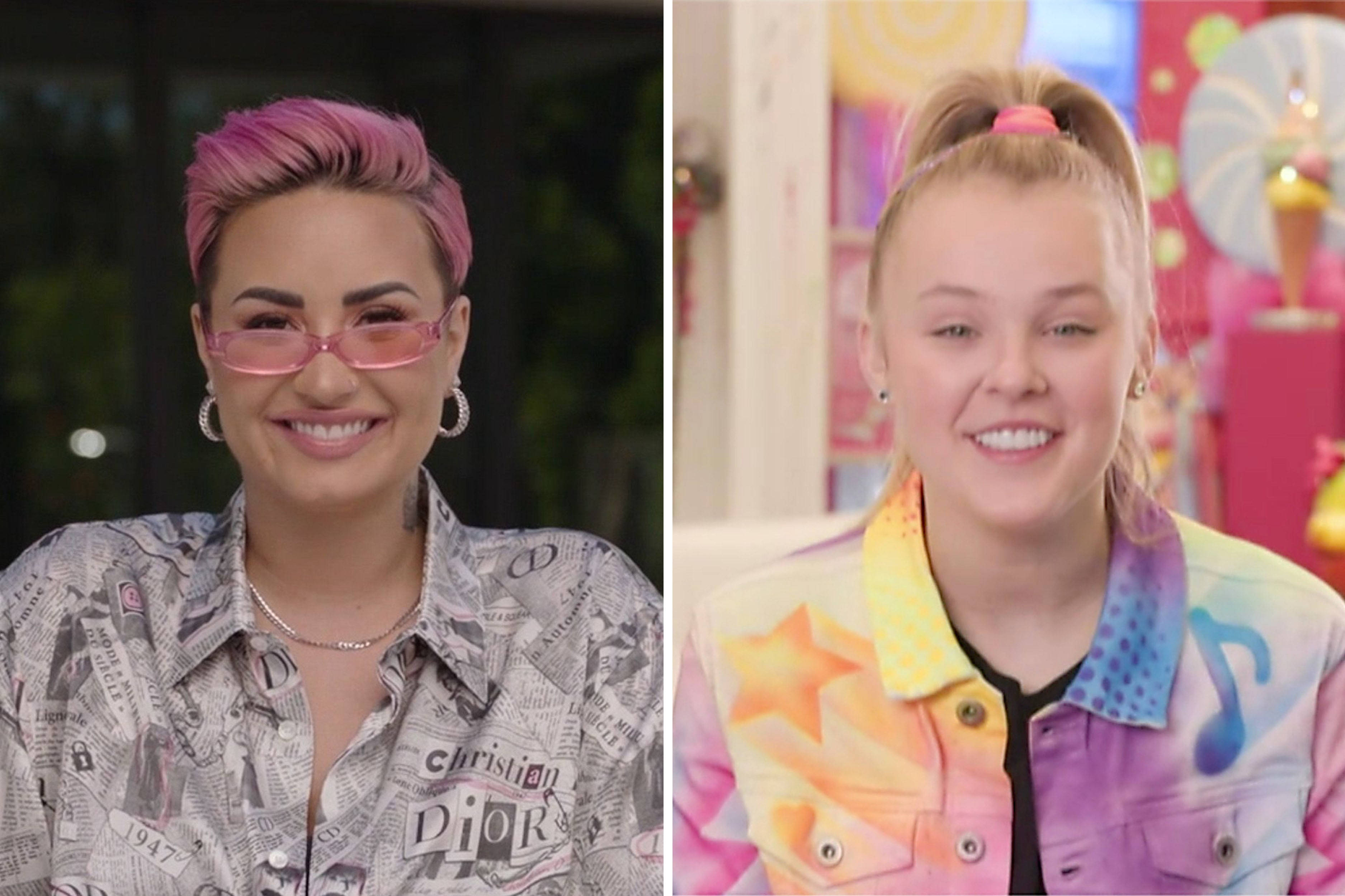 Jojo Siwa 與 Demi Lovato 合照 壁紙 — 兩位微笑的女性，一位有粉紅色頭髮和眼鏡，另一位穿著色彩繽紛的夾克，背景明亮。