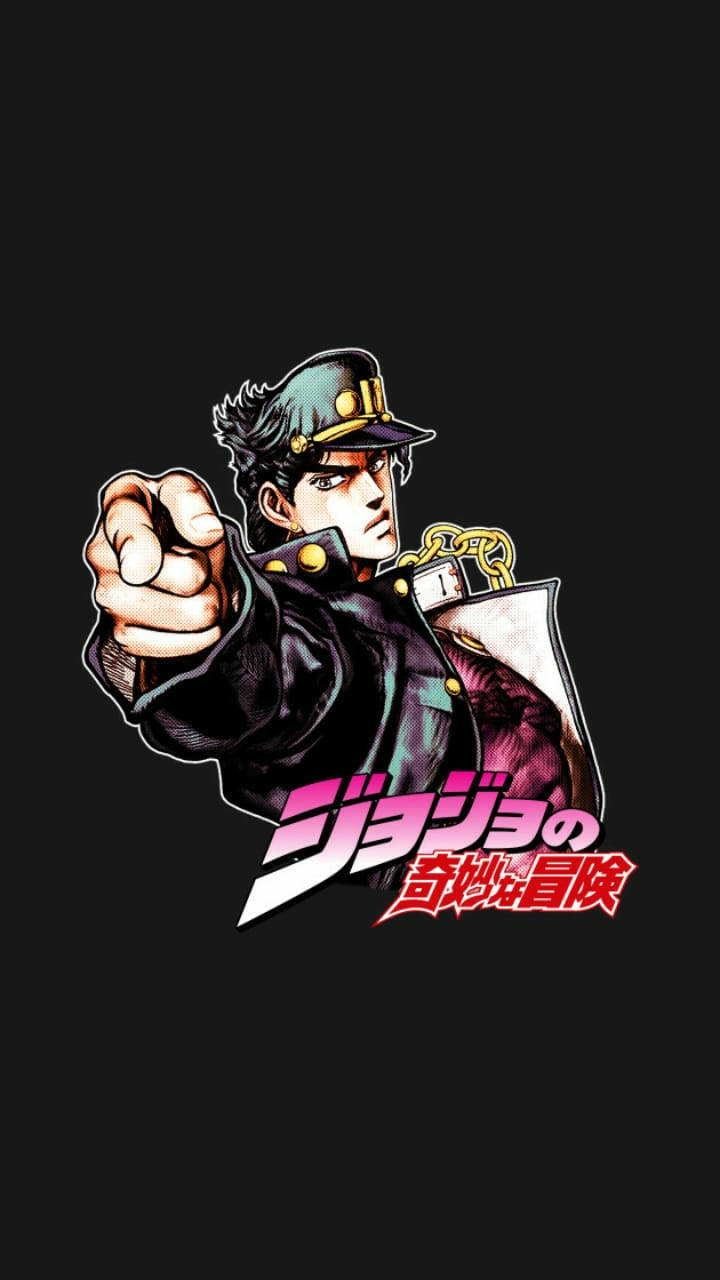 JoJo手機空條承太郎姿勢 壁紙 — 一個大膽的動漫角色穿著軍裝風格外套，在黑色背景下以強烈的表情指向前方。