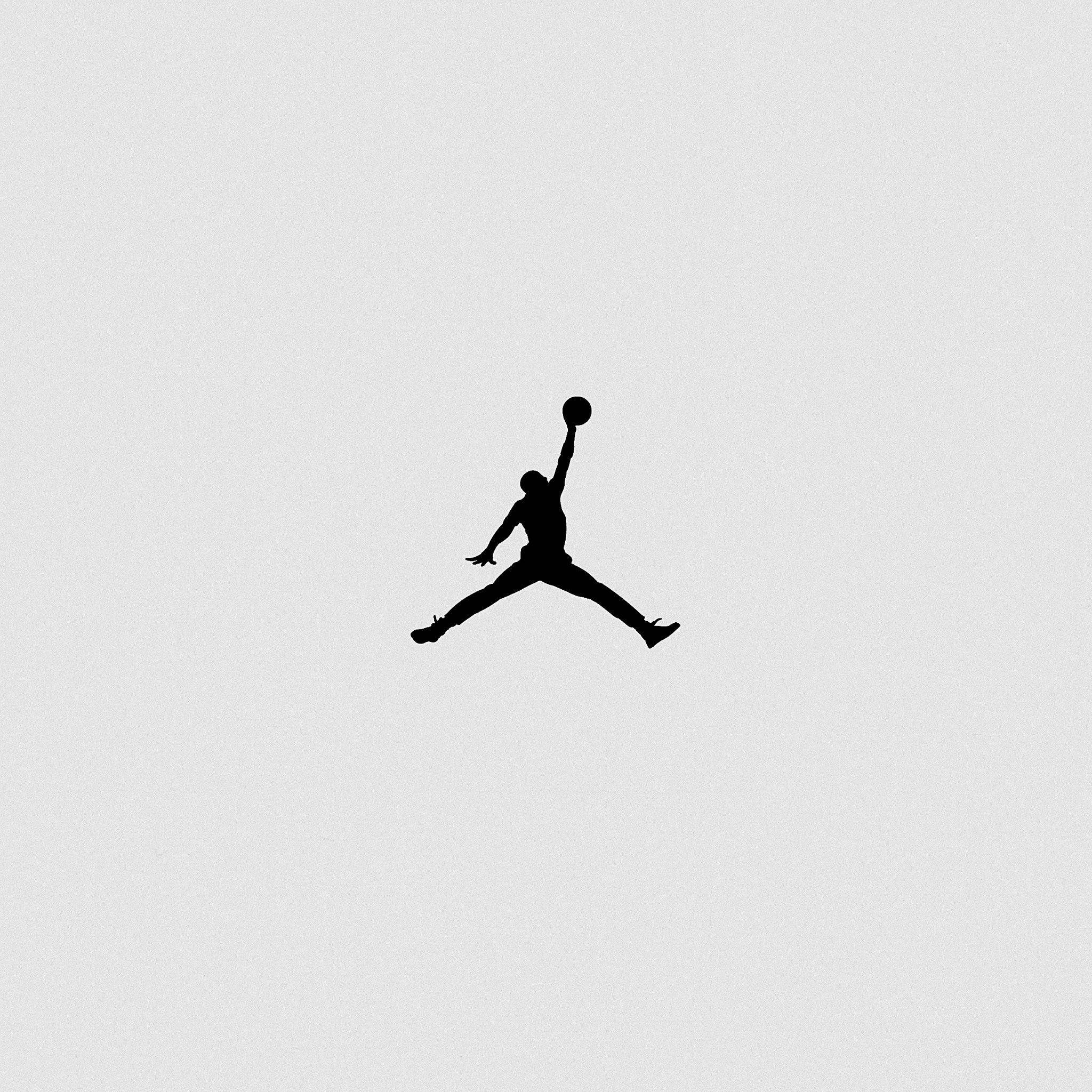極簡灰調Jordan標誌 壁紙 — 一個鮮明的黑色剪影，描繪一名籃球運動員在半空中灌籃，背景是純淺灰色。