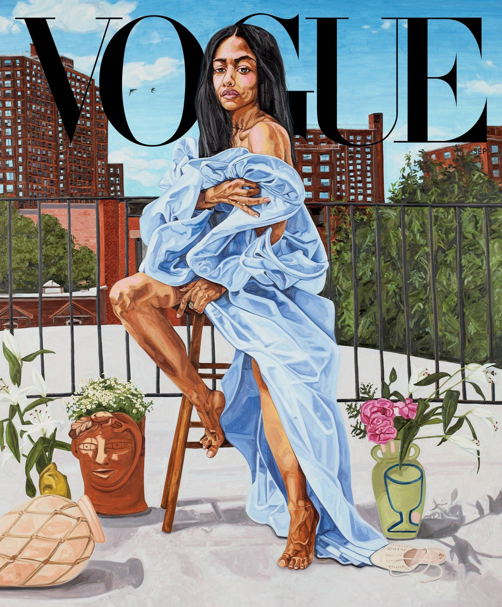 美國畫家 Jordan Casteel 的 Vogue 風格封面畫作 壁紙 — 一位身穿飄逸藍色長袍的女性赤腳坐在城市屋頂露台的凳子上，周圍環繞著盆栽植物和鮮花，天空明亮。