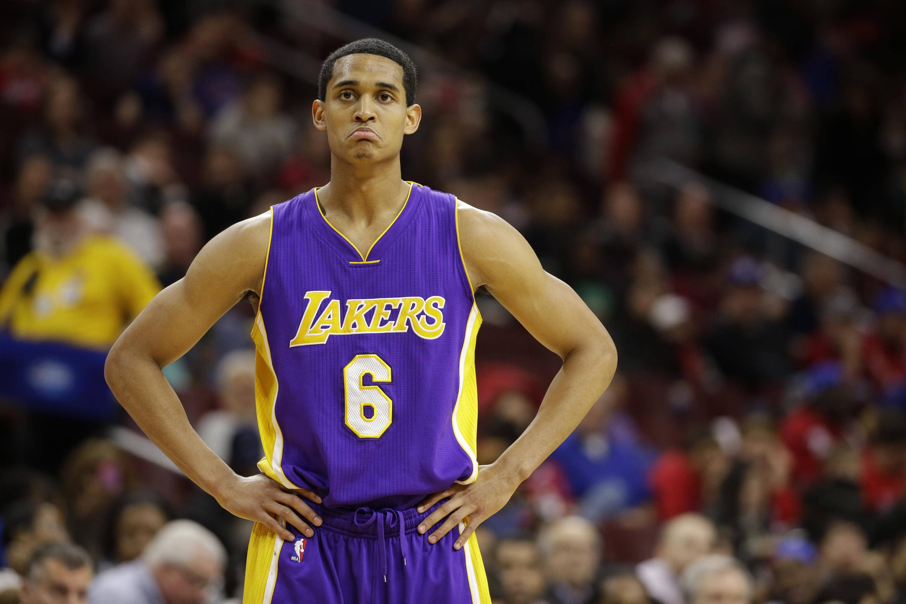 Jordan Clarkson愁容 壁紙 — 一名身穿紫金色湖人隊6號球衣的籃球運動員在比賽中雙手叉腰，表情沮喪地站著。