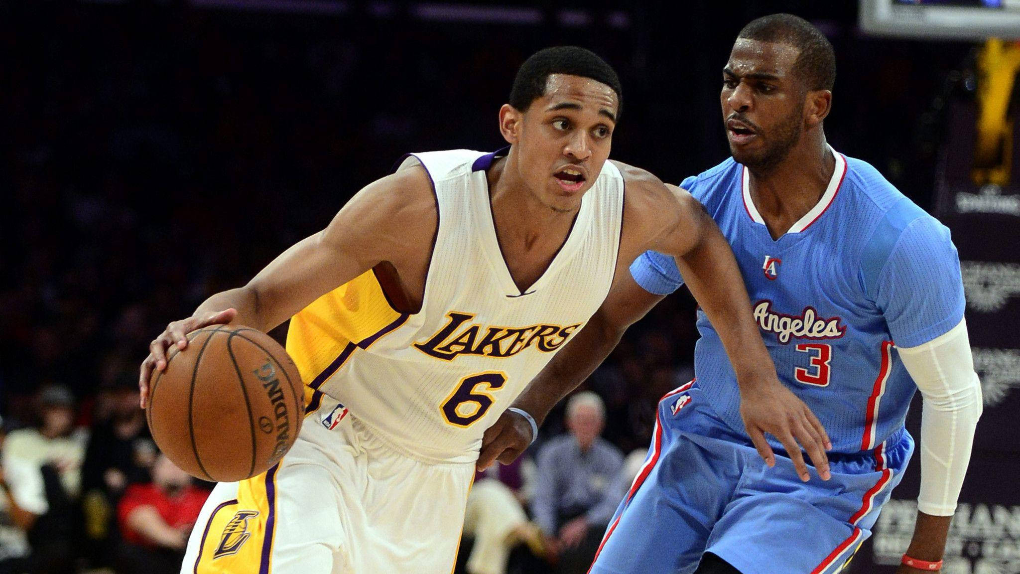 Jordan Clarkson快攻 壁紙 — 一名身穿白色湖人球衣的籃球運動員在比賽中運球，同時被一名身穿藍色快艇球衣的對手緊密防守。