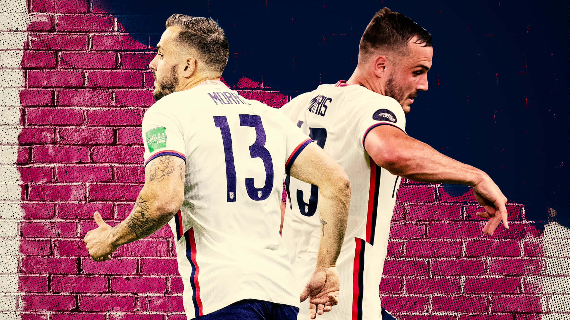 Jordan Morris 西雅圖音速隊對陣薩爾瓦多 USMNT 2022 壁紙 — 兩名身穿白色球衣的足球運動員在充滿活力的粉紅色磚牆背景下慶祝。