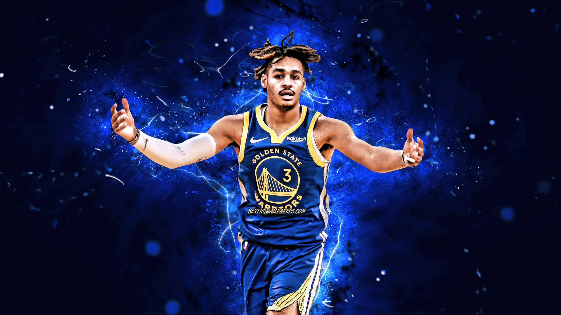 Jordan Poole 藍色閃耀 NBA 桌面壁紙 壁紙 — 一位身穿金州勇士隊球衣的籃球運動員在宇宙黑暗背景下散發出電藍色能量。