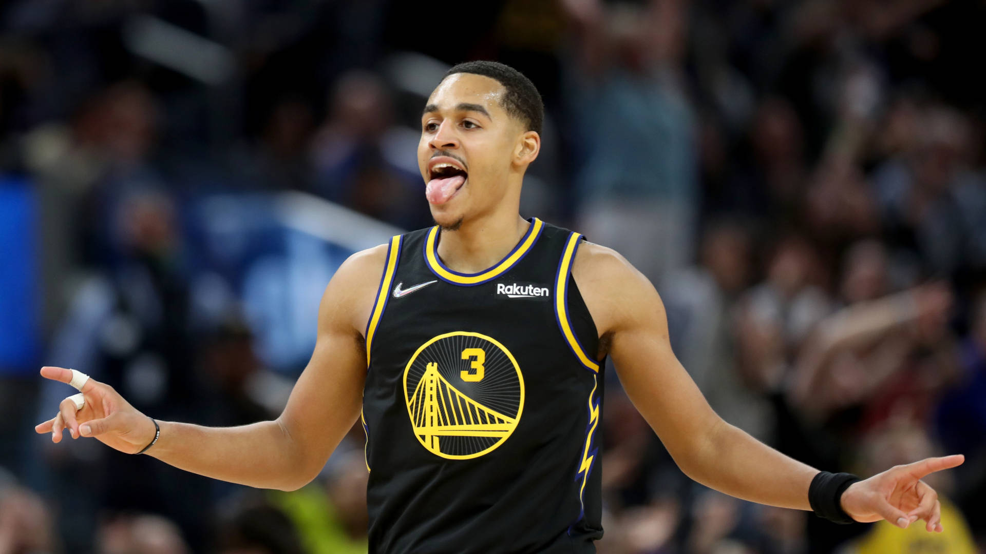 Jordan Poole吐舌 壁紙 — 一名身穿黑黃色球衣、號碼3的籃球運動員在比賽中伸出舌頭並張開雙臂。
