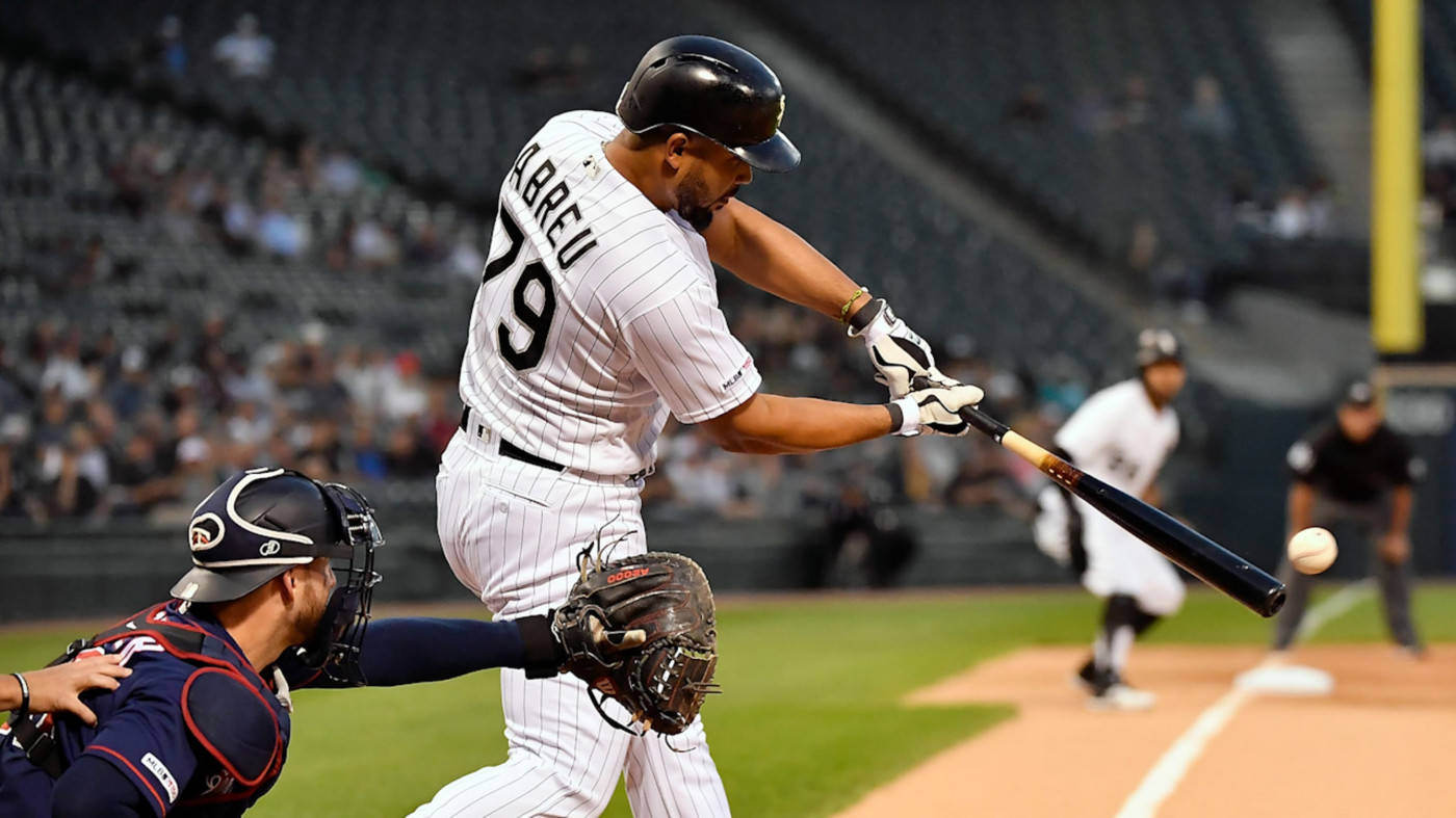 Jose Abreu 捕手背後照 壁紙 — 棒球手79號在日間比賽中揮棒擊球，捕手和裁判在焦點中。