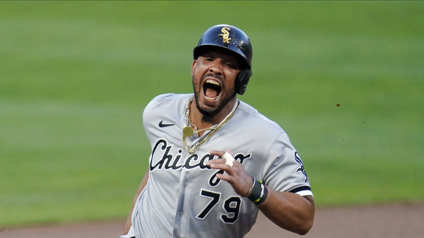 Jose Abreu 熱烈慶祝照 壁紙 — 一名身穿灰色球衣的芝加哥白襪棒球手在綠色球場上比賽中發出勝利的咆哮。