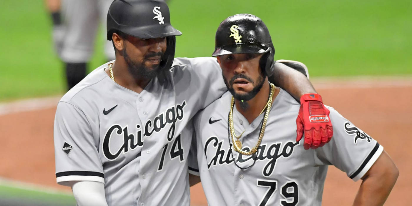 Jose Abreu 隊友 壁紙 — 兩名芝加哥白襪棒球運動員身穿灰色制服在球場上擁抱，球場燈光下。