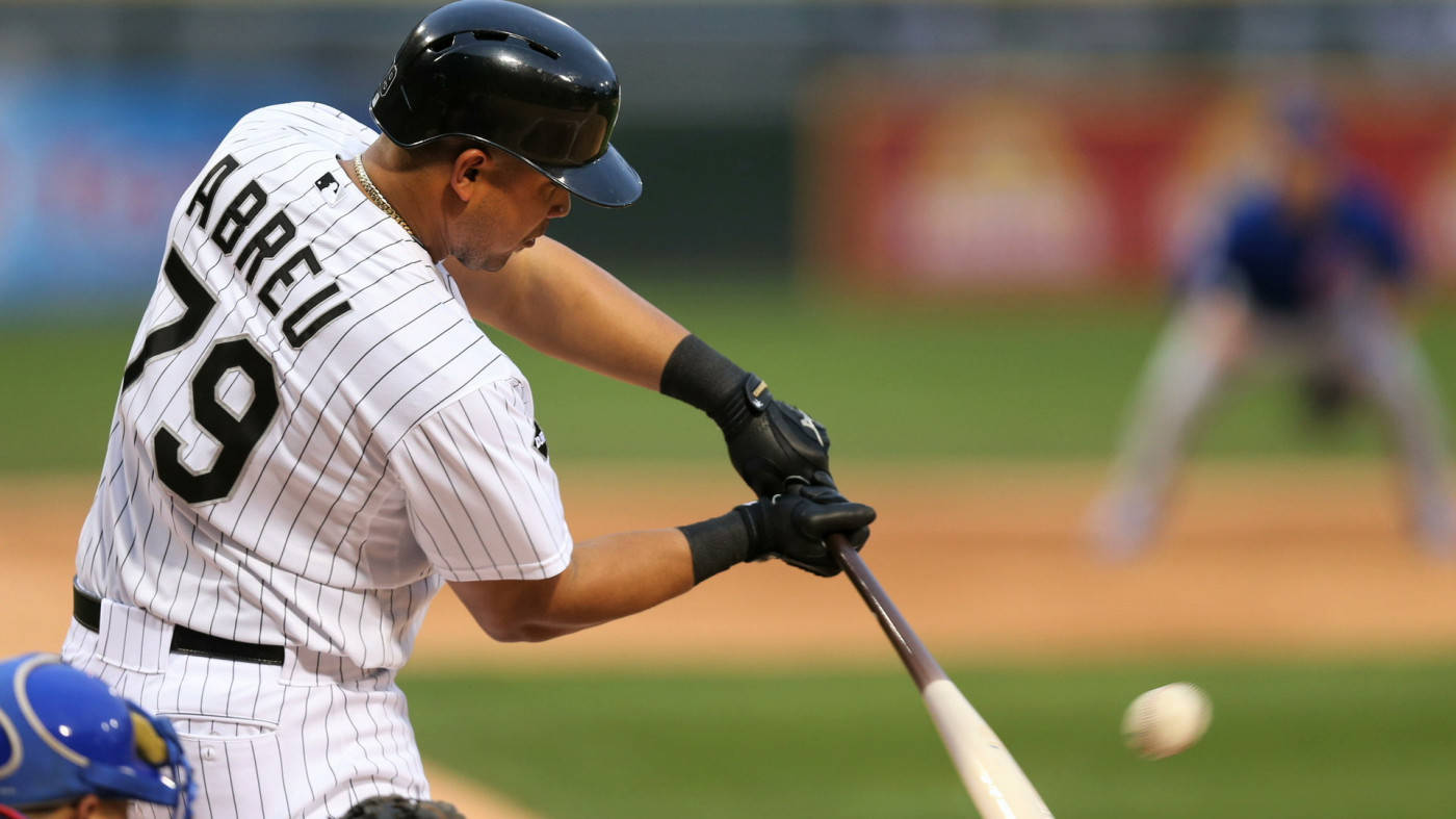 Jose Abreu 黑手套 壁紙 — 身穿細條紋球衣的棒球手Abreu在日間比賽中揮棒擊球。