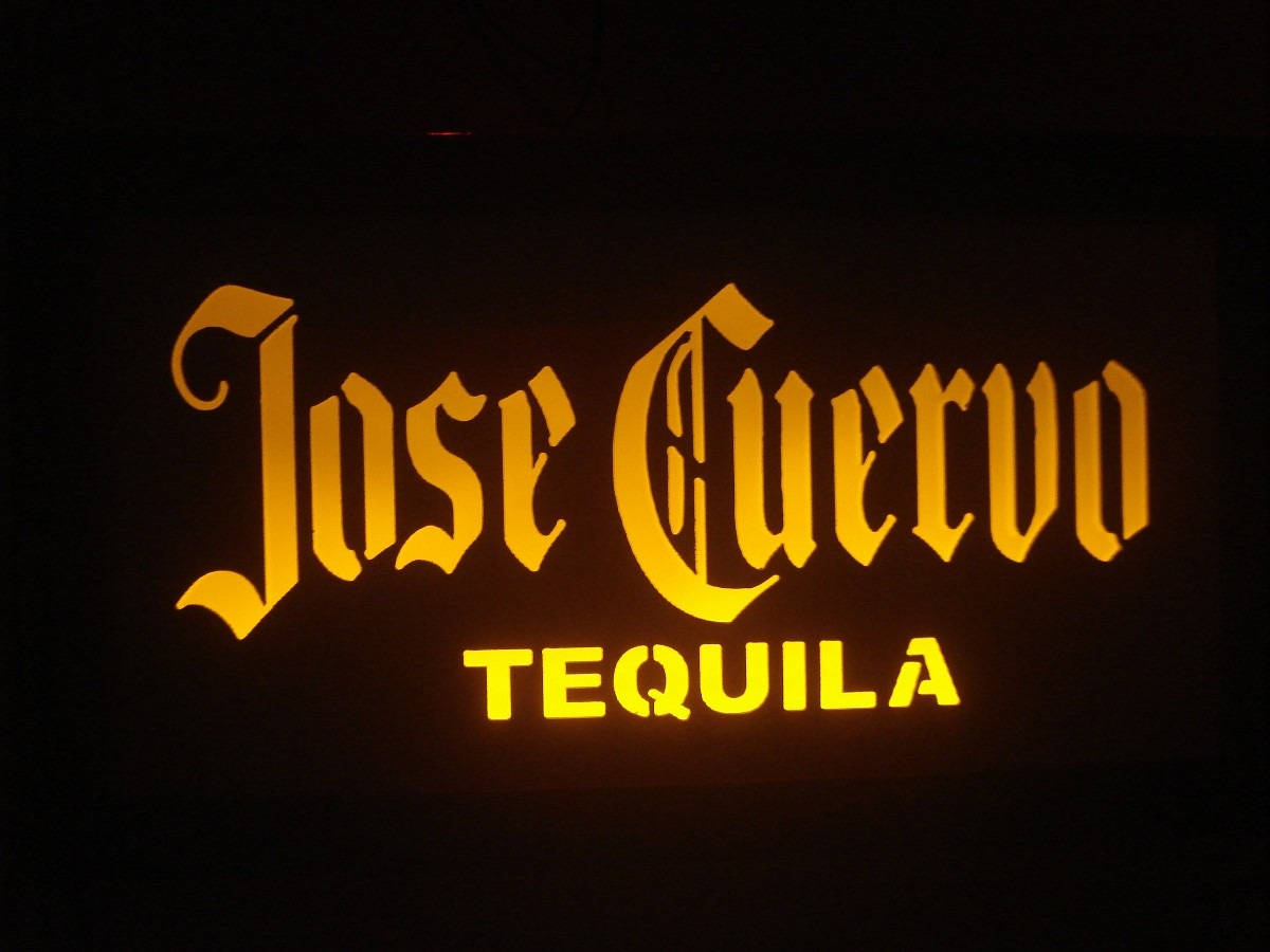 在黑暗酒吧中發光的 Jose Cuervo Tequila 標誌。