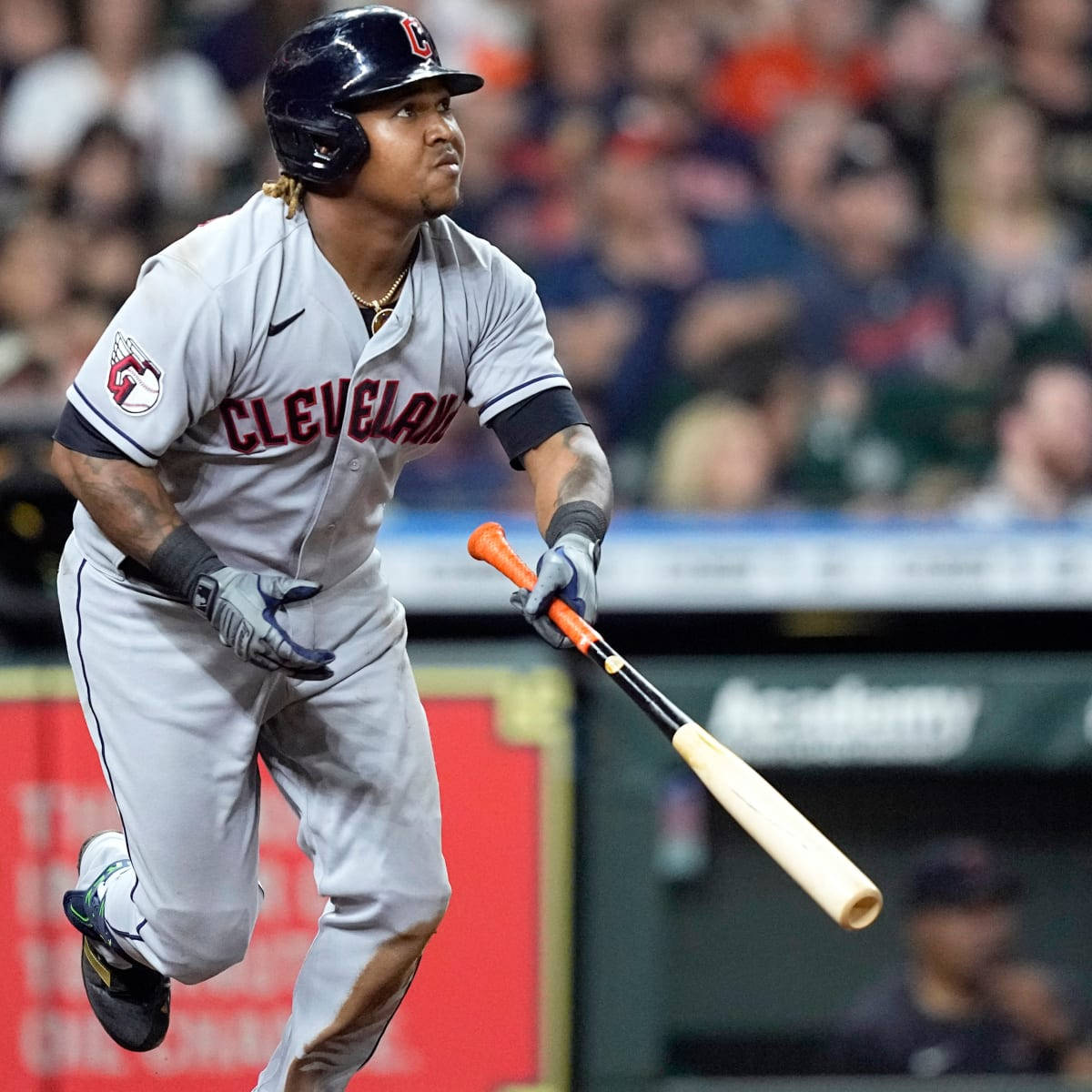 Jose Ramirez 棒球比賽瞬間 壁紙 — 一名克里夫蘭棒球手在球場燈光下擊出全壘打後，手持球棒衝刺。