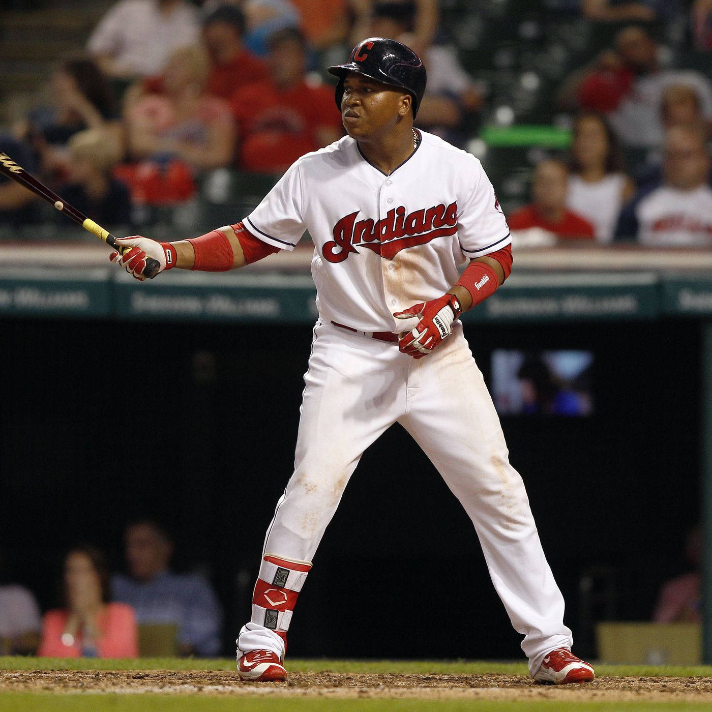 Jose Ramirez 白色印第安人球衣 壁紙 — 一名身穿白色印第安人隊球衣的棒球手在球場燈光下，專注地準備揮棒。