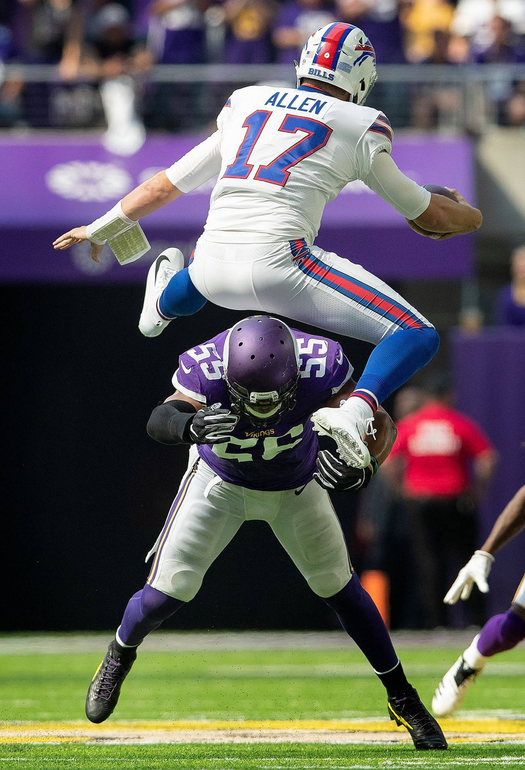 Josh Allen 對 Anthony Barr 壁紙 — 水牛城比爾的四分衛在激烈的NFL美式足球比賽中跳過明尼蘇達維京人的防守球員。
